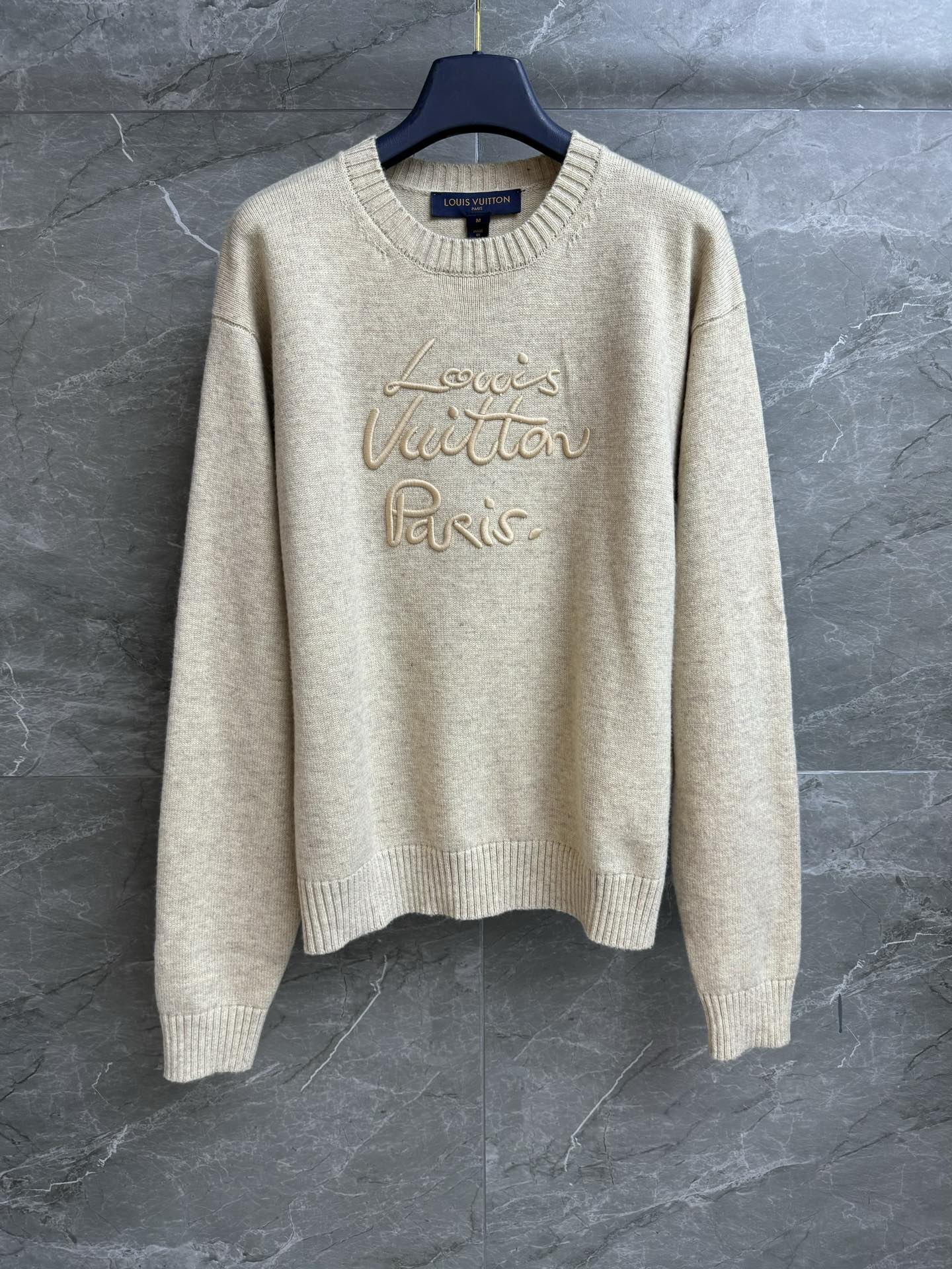 NO:567617,New autumn and winter styles are available. L signature embroidered sweater 2025 autumn and winter series. Round neck design. Precise three-dimensional handwritten logo embroidery pattern. Gentle and high-end color matching. Customized knitted fabric. Soft and comfortable. Normal fit. The upper body looks slim and elegant. Complete trademarks. Sizes SML, Louis Vuitton, Sweaters, Alexander Wang19860909秋冬新款上新啦 L家签名刺绣毛衣 2025秋冬系列 圆领领口设计 精密立体的手写体标识刺绣图案 配色温柔高级 定制针织面料 柔软舒适 正常版型 上身显瘦又气质 商标齐全 尺码SML,,louis vuitton,sweaters,alexander wang,Women's clothing