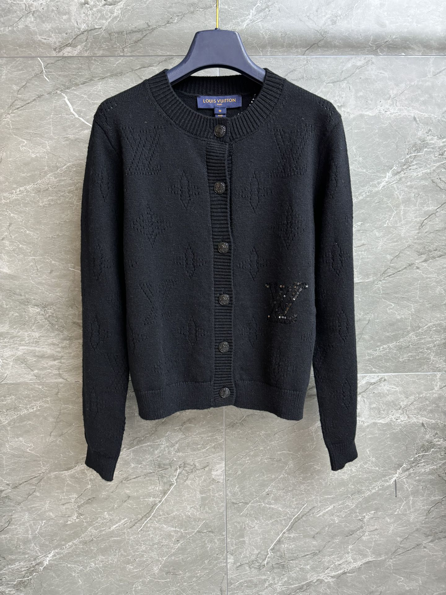 NO:567621,Autumn and winter new models have been shipped. L family hollow logo cardigan 2025 autumn and winter series. Round neck single-breasted design. Classic presbyopia hollow pattern. Sequin embroidery embellishment. Fashionable and high-end. Wool blended knitted fabric. Normal fit. The upper body looks slim and elegant. Complete trademarks. Sizes SML, Louis Vuitton, Alexander Wang19860909秋冬新款出货啦 L家镂空logo开衫 2025秋冬系列 圆领单排扣设计 经典老花镂空图案 亮片刺绣点缀 时髦洋气高级 羊毛混纺针织面料 正常版型 上身显瘦又气质 商标齐全 尺码SML,,louis vuitton,alexander wang,Women's clothing