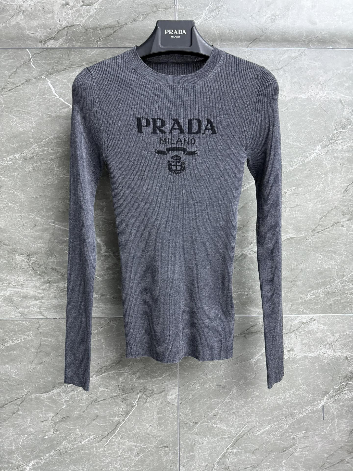 NO:567625,The higher version is shipping!  P's gray sweater 2025 autumn and winter series Round neck ribbed neckline Classic logo intarsia pattern Simple and high-end Wool knitted fabric Delicate texture, light and comfortable Elastic slim fit The upper body is slim and versatile Complete trademarks Size SML, alexander wang19860909高版本出货啦！ P家灰色针织衫 2025秋冬系列 圆领罗纹领口 经典logo嵌花图案 简约又高级 羊毛针织面料 质感细腻轻薄舒适 弹力修身版型 上身显瘦又百搭 商标齐全 尺码SML,,alexander wang,Women's clothing