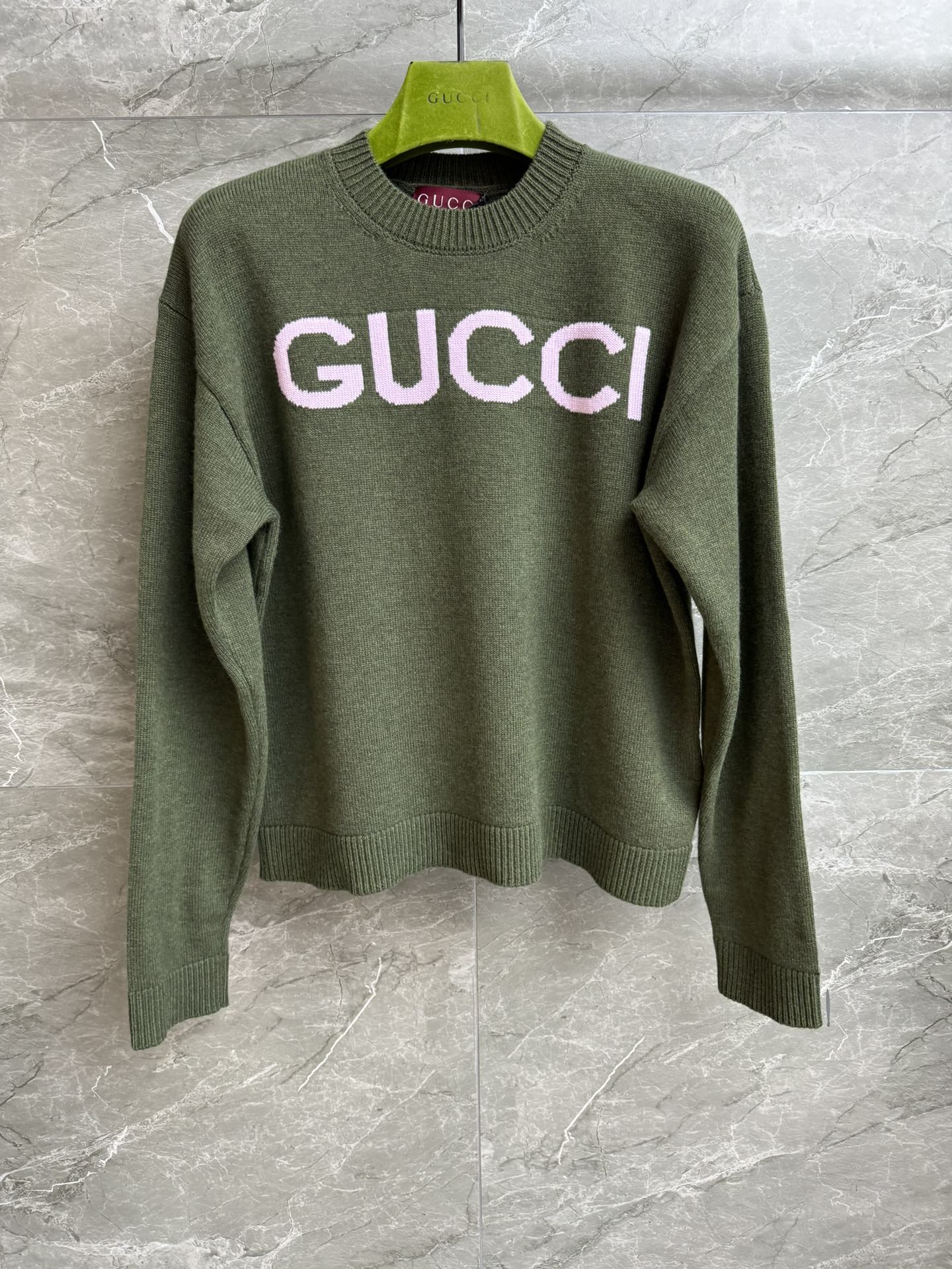 NO:567629,New autumn and winter styles are available. G family letter intarsia sweater 2025 autumn and winter series. Round ribbed neckline. Letter intarsia pattern on the chest. Retro green color. Fashionable and high-end. Wool knitted fabric. Soft and comfortable. Loose fit. The upper body is slim and versatile. Complete trademarks. Sizes SML, gucci, sweaters, alexander wang19860909秋冬新款上新啦 G家字母嵌花毛衣 2025秋冬系列 圆领罗纹领口 胸前字母嵌花图案 复古绿配色 时髦高级 羊毛针织面料 柔软舒适 宽松版型 上身显瘦又百搭 商标齐全 尺码SML,,gucci,sweaters,alexander wang,Women's clothing