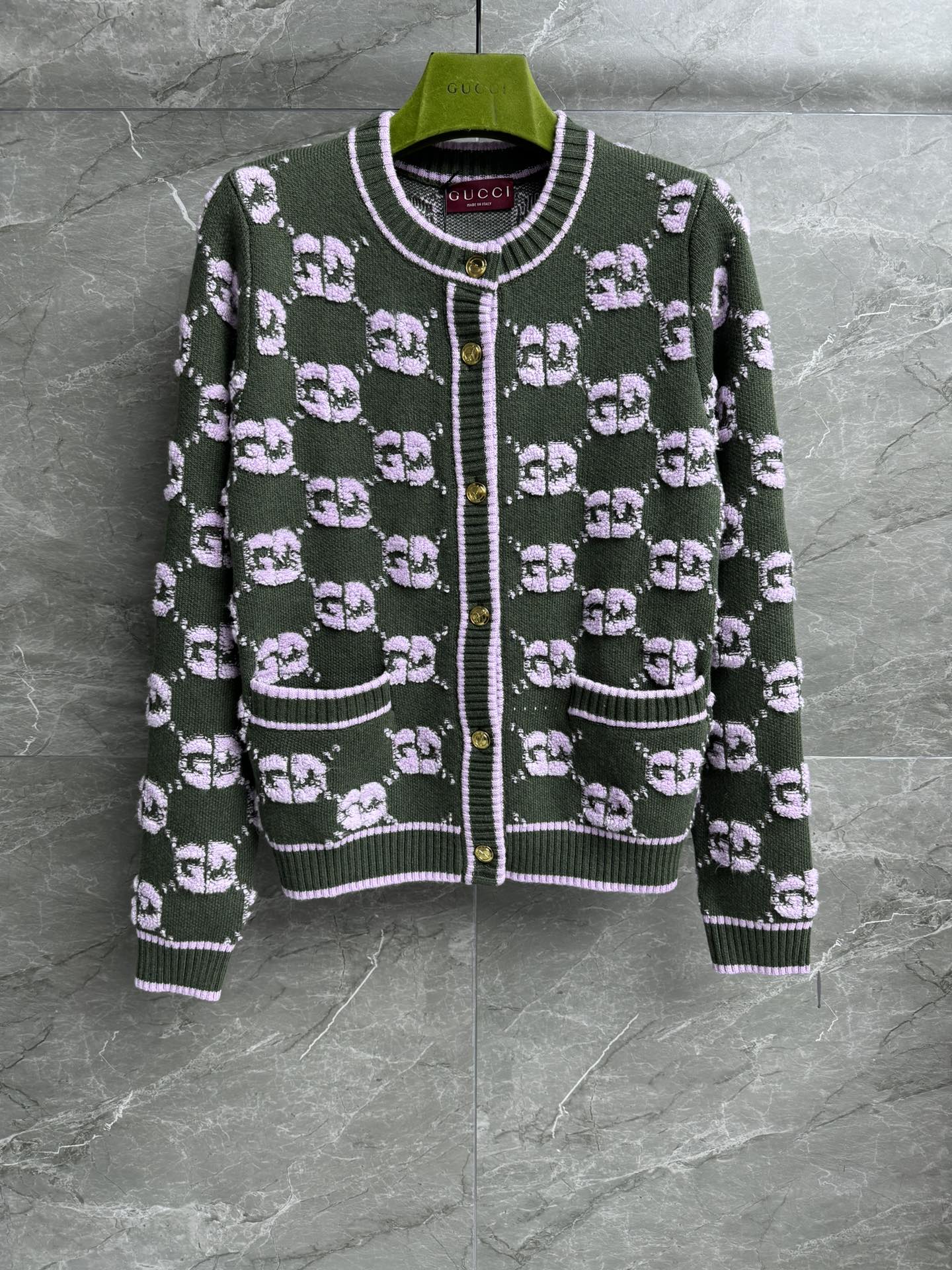 NO:567637,New autumn and winter styles are available. G family velvet jacquard cardigan 2025 autumn and winter series. Round neck single-breasted design. Classic GG velvet jacquard pattern. New colors of forest green and light purple. Customized knitted fabric. Soft and comfortable. Normal fit. The upper body is slim and elegant. Complete trademarks. Sizes SML, alexander wang19860909秋冬新款上新啦 Ｇ家结子绒提花开衫 2025秋冬系列 圆领单排扣设计 经典GG结子绒提花图案 森林绿和浅紫新配色 定制针织面料 柔软舒适 正常版型 上身显瘦又气质 商标齐全 尺码SML,,alexander wang,Women's clothing