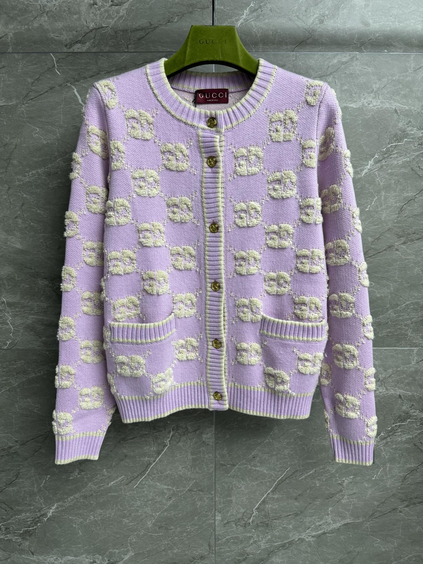 NO:567645,New autumn and winter styles are available. G family velvet jacquard cardigan 2025 autumn and winter series. Round neck single-breasted design. Classic GG velvet jacquard pattern. New colors of forest green and light purple. Customized knitted fabric. Soft and comfortable. Normal fit. The upper body is slim and elegant. Complete trademarks. Sizes SML, alexander wang19860909秋冬新款上新啦 Ｇ家结子绒提花开衫 2025秋冬系列 圆领单排扣设计 经典GG结子绒提花图案 森林绿和浅紫新配色 定制针织面料 柔软舒适 正常版型 上身显瘦又气质 商标齐全 尺码SML,,alexander wang,Women's clothing