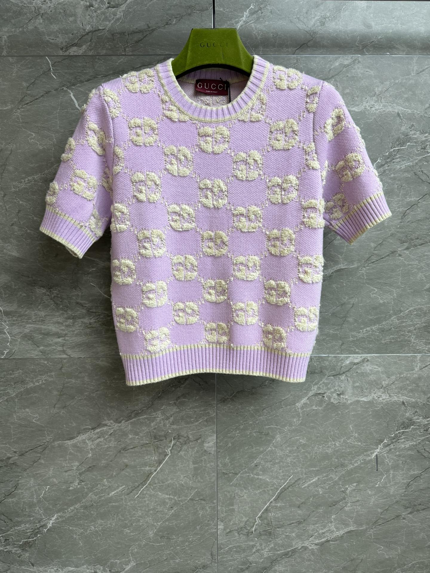 NO:567730,New autumn and winter styles are available. G family velvet jacquard short sleeves. 2025 autumn and winter series. Round ribbed neckline. Classic GG velvet jacquard pattern. New colors of forest green and light purple. Customized knitted fabric. Soft and comfortable. Normal fit. The upper body is slim and elegant. Complete trademarks. Sizes SML, T-shirt, alexander wang19860909秋冬新款上新啦 Ｇ家结子绒提花短袖 2025秋冬系列 圆领罗纹领口 经典GG结子绒提花图案 森林绿和浅紫新配色 定制针织面料 柔软舒适 正常版型 上身显瘦又气质 商标齐全 尺码SML,,T-shirt,alexander wang,Women's clothing