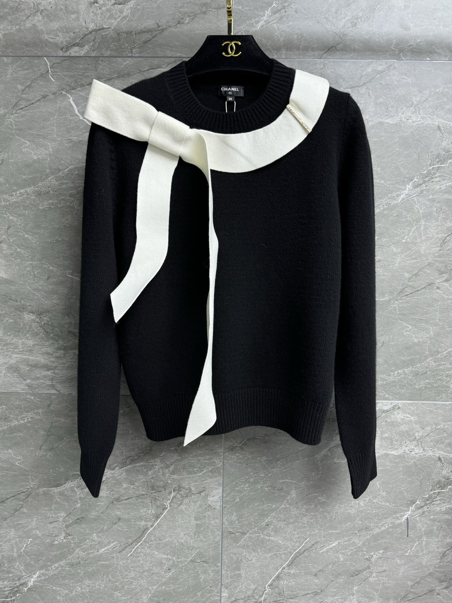 NO:568506,The high version has been shipped. Xiangjia bow sweater 2025 autumn and winter series. Round neck design. Contrast color bow ribbon decoration. French elegant and high-end cashmere knitted fabric. Soft, comfortable and textured. Normal fit. The upper body looks slim and elegant. Complete trademarks. Comes with cloth bag. Sizes SML, chanel, sweaters, alexander wang19860909高版本出货啦 香家蝴蝶结毛衣 2025秋冬系列 圆领领口设计 撞色蝴蝶结飘带装饰 法式优雅高级 羊绒针织面料 软糯舒适有质感 正常版型 上身显瘦又气质 商标齐全 配有布袋 尺码SML,,chanel,sweaters,alexander wang,Women's clothing