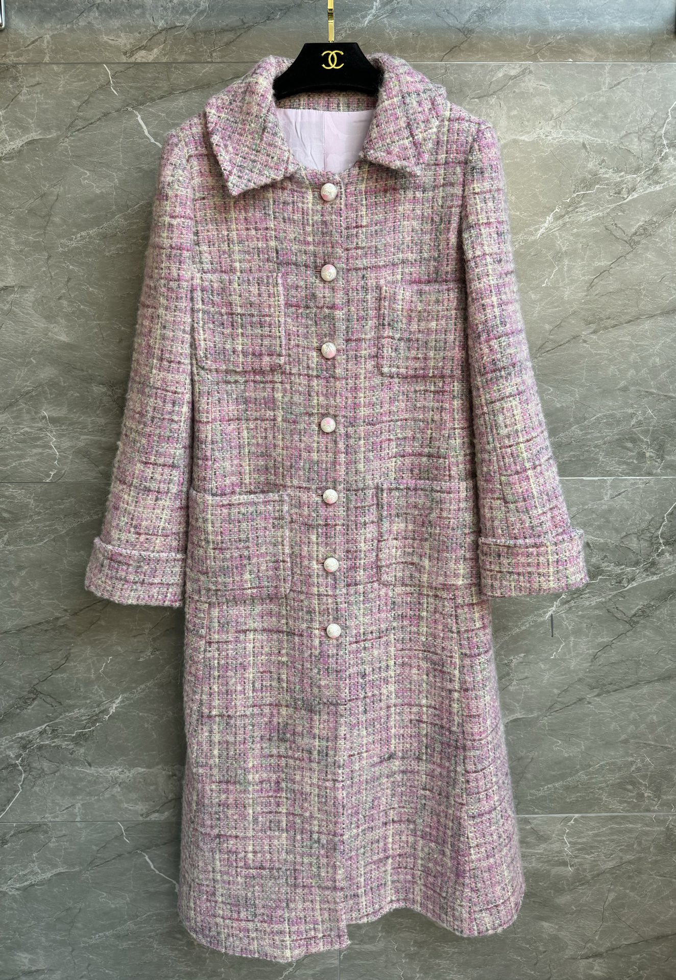 NO:569569,Comes with dust bag, new autumn and winter style. Hong Kong pink long coat 2025 autumn and winter preview series. Single-breasted lapel design. Exquisite double C button decoration. Gray and pink mixed color weaving. Gentle and elegant temperament. Customized wool tweed fabric. Silk lining. Long straight fit. The upper body is absolutely stunning. Complete trademarks. Sizes SML, chanel, real silk, alexander wang19860909配防尘袋秋冬新款上新啦 香家粉色长款大衣 2025秋冬预告系列 翻领单排扣设计 精致双C纽扣装饰 灰粉混色编织 温柔优雅气质 定制羊毛软呢面料 真丝里衬 长款直筒版型 上身绝对惊艳 商标齐全 尺码SML,,chanel,real silk,alexander wang,Women's clothing