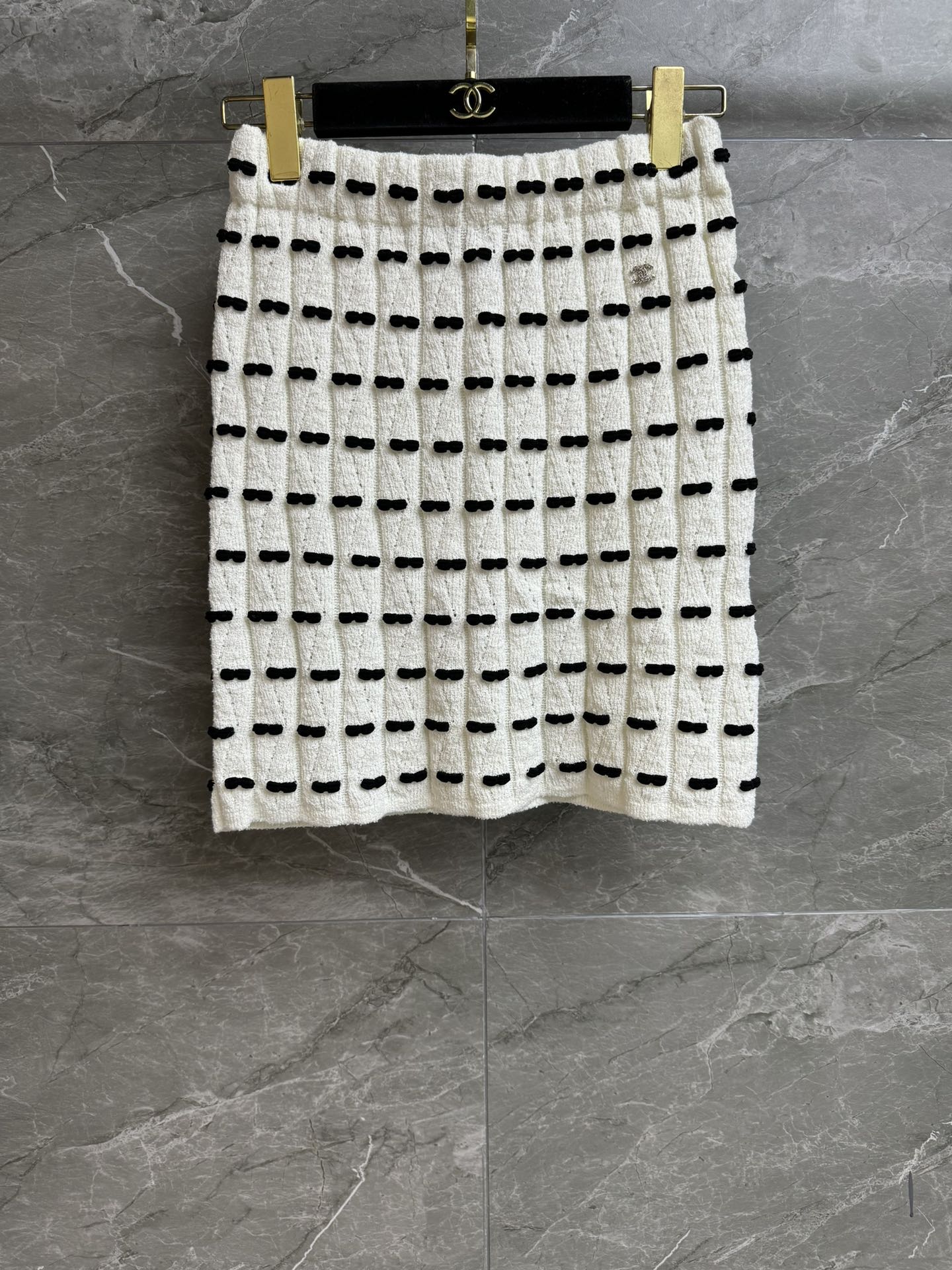 NO:569571,The new autumn and winter styles are shipped. Xiangjia black and white bow skirt 2025 autumn and winter series. Elastic elastic waistband. Three-dimensional bow decoration. Exquisite, cute and playful. Wool knitted fabric. Soft and comfortable. Elastic slim fit. The upper body is slim and versatile. Complete trademarks. Comes with cloth bag. Sizes SML, chanel, skirts, alexander wang19860909秋冬新款出货啦 香家黑白蝴蝶结半裙 2025秋冬系列 松紧弹力腰头 立体蝴蝶结装饰 精致可爱俏皮 羊毛针织面料 软糯舒适 弹力修身版型 上身显瘦又百搭 商标齐全 配有布袋 尺码SML,,chanel,skirts,alexander wang,Women's clothing