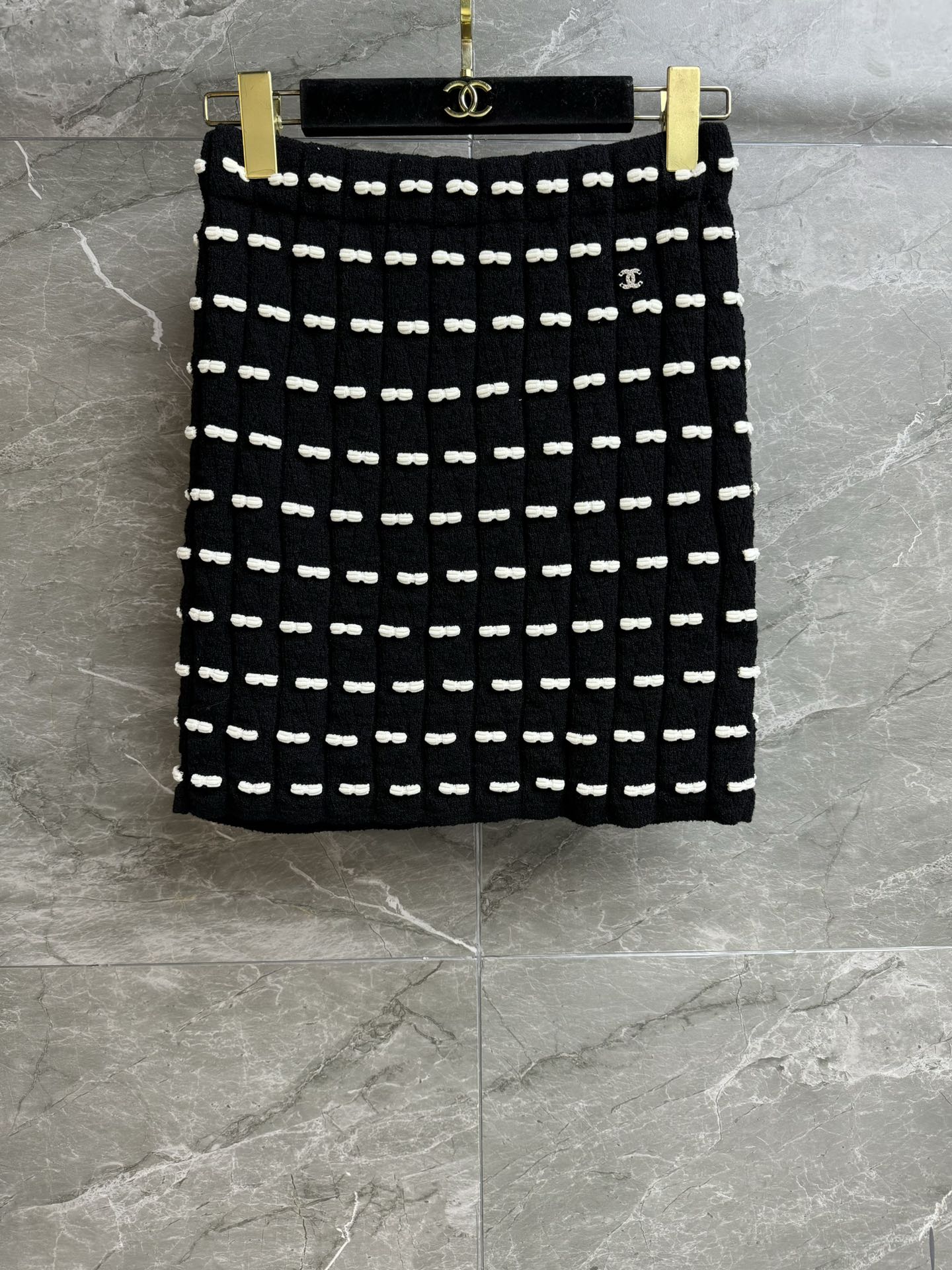 NO:569472,The new autumn and winter styles are shipped. Xiangjia black and white bow skirt 2025 autumn and winter series. Elastic elastic waistband. Three-dimensional bow decoration. Exquisite, cute and playful. Wool knitted fabric. Soft and comfortable. Elastic slim fit. The upper body is slim and versatile. Complete trademarks. Comes with cloth bag. Sizes SML, chanel, skirts, alexander wang19860909秋冬新款出货啦 香家黑白蝴蝶结半裙 2025秋冬系列 松紧弹力腰头 立体蝴蝶结装饰 精致可爱俏皮 羊毛针织面料 软糯舒适 弹力修身版型 上身显瘦又百搭 商标齐全 配有布袋 尺码SML,,chanel,skirts,alexander wang,Women's clothing