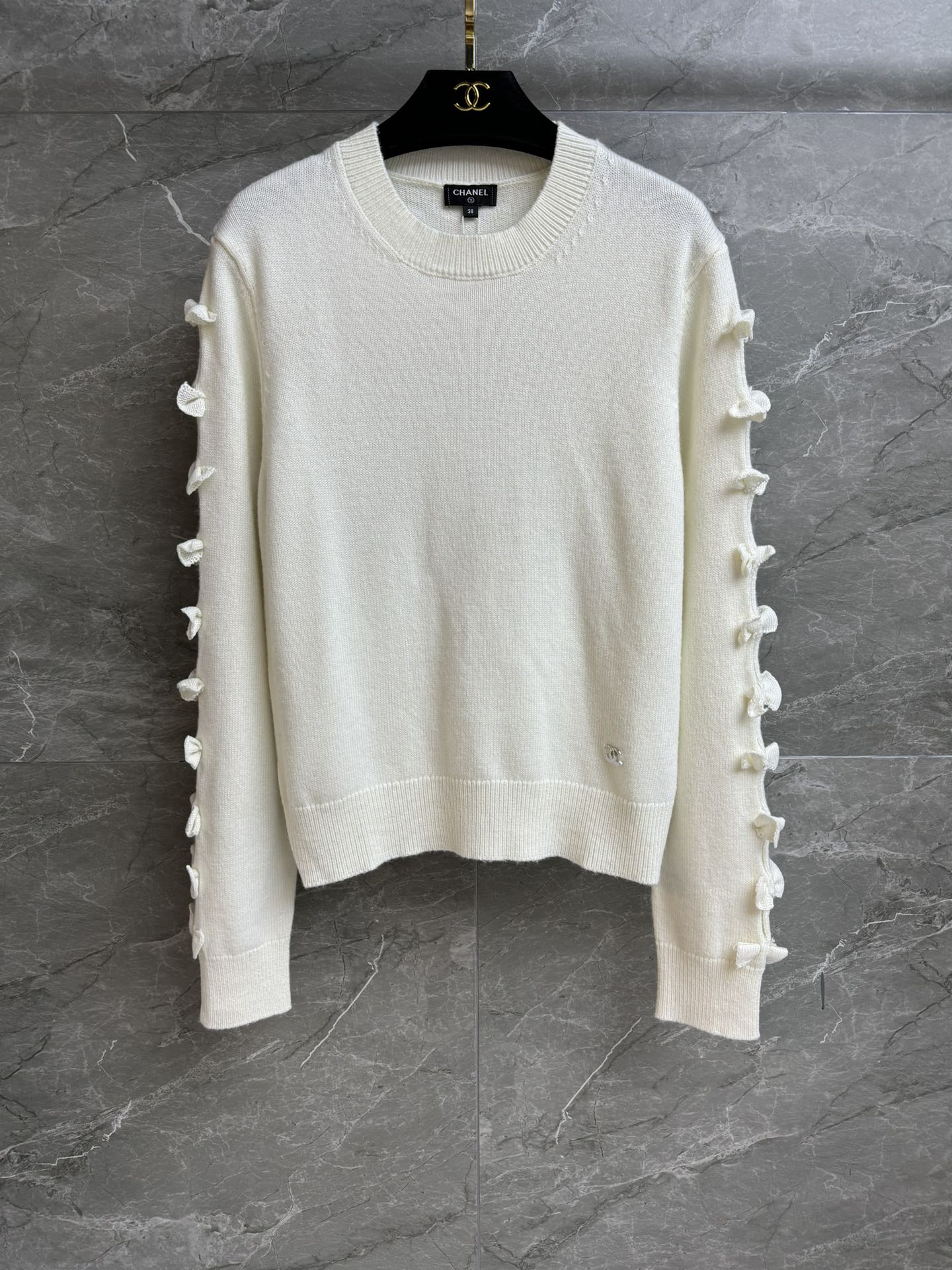 NO:569481,The new autumn and winter styles are on sale. Xiangjia bow sweater 2025 autumn and winter series. Round neck design. Three-dimensional bow decoration on the sleeves. Exquisite and sweet to reduce age. Customized knitted fabric. Comfortable and skin-friendly. Normal fit. The upper body looks slim and elegant. Complete trademarks. Sizes SML, chanel, sweaters, alexander wang19860909秋冬新款出货啦 香家蝴蝶结毛衣 2025秋冬系列 圆领领口设计 袖子立体蝴蝶结装饰 精致甜美减龄 定制针织面料 舒适亲肤 正常版型 上身显瘦又气质 商标齐全 尺码SML,,chanel,sweaters,alexander wang,Women's clothing