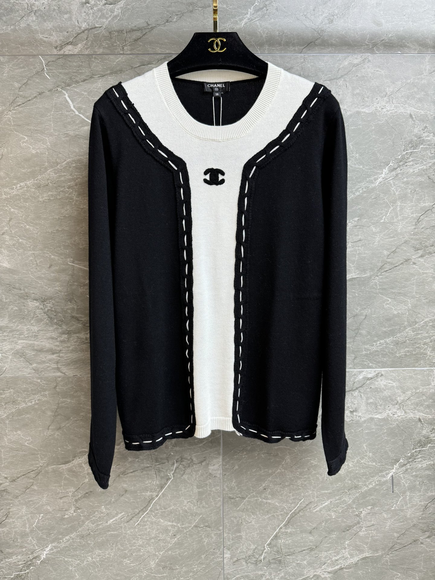 NO:569477,Autumn and winter new styles are available. Xiangjia fake two-piece sweaters. Second-hand series. Fake two-piece black and white splicing design. Logo decoration on the chest. Lazy, fashionable and high-end. Wool knitted fabric. Comfortable and skin-friendly. Normal fit. The upper body looks slim and elegant. Complete trademarks. Sizes: sml,,chanel,sweaters,alexander wang19860909秋冬新款上新啦 香家假两件毛衣 中古系列 假两件黑白拼接设计 胸前logo装饰点缀 慵懒时髦高级 羊毛针织面料 舒适亲肤 正常版型 上身显瘦又气质 商标齐全 尺码sml,,chanel,sweaters,alexander wang,Women's clothing