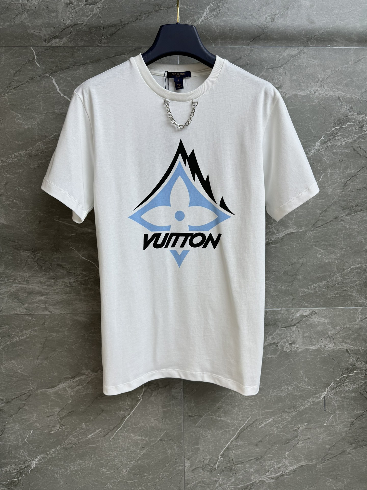 NO:570599,Autumn and winter new models have been shipped. L family logo printed T-shirt 2025 ski series. Round neck design. Decorated with chain decoration. Logo printed pattern. Simple and high-end. Imported pure cotton fabric. Comfortable and breathable. Loose fit. Not picky. Complete trademarks. Sizes SML, Louis Vuitton, Tees, T-shirt, Alexander Wang19860909秋冬新款出货啦 L家徽标印花T恤 2025滑雪系列 圆领领口设计 饰以链条装饰点缀 logo徽标印花图案 简约又高级 进口纯棉面料 舒适透气 宽松版型 不挑人穿 商标齐全 尺码SML,,louis vuitton,tees，t-shirt,alexander wang,Women's clothing