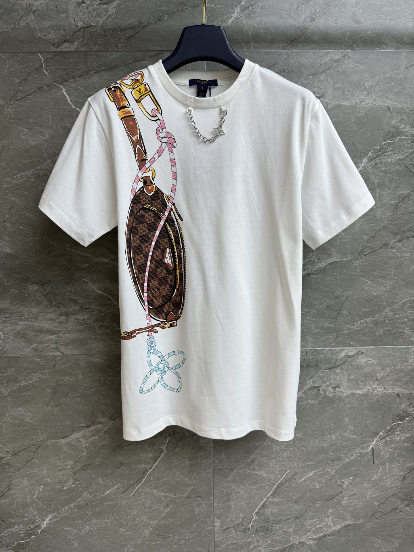 NO:570594,Autumn and winter new models have been shipped. L family waist bag printed T-shirt 2025 ski series. Round neck design. Decorated with chain decoration. Brown checkered waist bag print. Casual, fashionable and high-end. Imported pure cotton fabric. Comfortable and breathable. Loose fit. The upper body is slim and versatile. Complete trademarks. Sizes SML, Louis Vuitton, tees, t-shirt, alexander wang19860909秋冬新款出货啦 L家腰包印花T恤 2025滑雪系列 圆领领口设计 饰以链条装饰点缀 棕色棋格纹腰包印花 休闲时髦高级 进口纯棉面料 舒适透气 宽松版型 上身显瘦又百搭 商标齐全 尺码SML,,louis vuitton,tees，t-shirt,alexander wang,Women's clothing