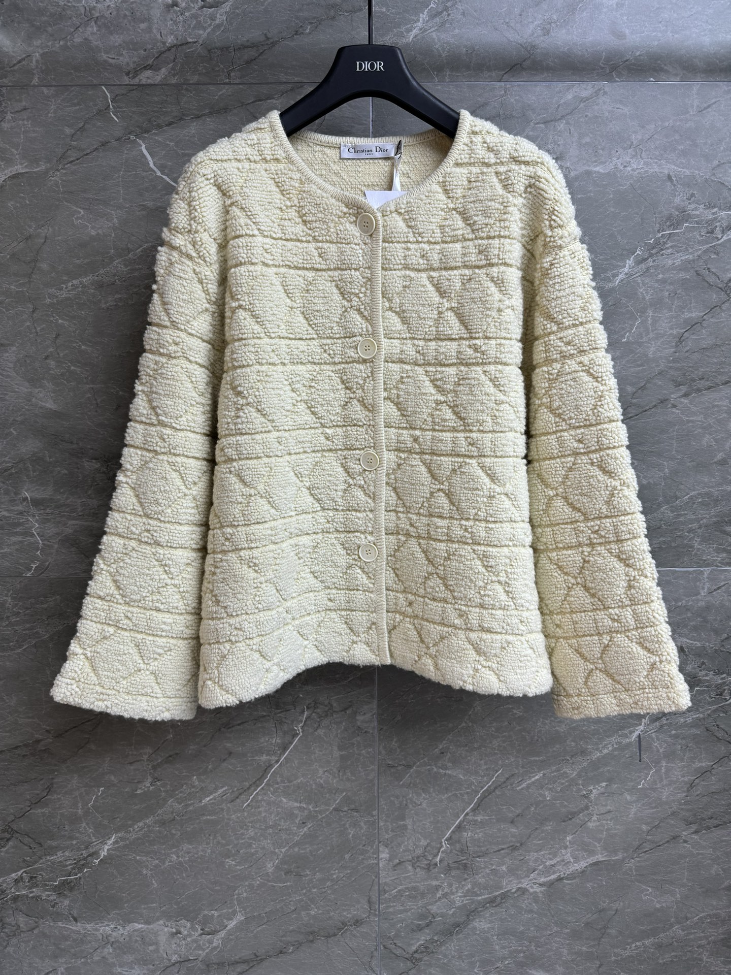 NO:570614,The new autumn and winter styles are on sale. D's cantank knitted cardigan 2025 autumn and winter series. Round neck single-breasted design. Classic cannage embossed pattern. Retro fashionable and high-end. Wool cashmere blended fabric. Tight, thick and warm. Super texture. Loose fit. The upper body is slim and elegant. Complete trademarks. Sizes SML, dior, alexander wang19860909秋冬新款出货啦 D家藤格纹针织开衫 2025秋冬系列 圆领单排扣设计 经典藤格纹凸纹图案 复古时髦高级 羊毛羊绒混纺面料 紧密厚实保暖 超有质感 宽松版型 上身显瘦又气质 商标齐全 尺码SML,,dior,alexander wang,Women's clothing