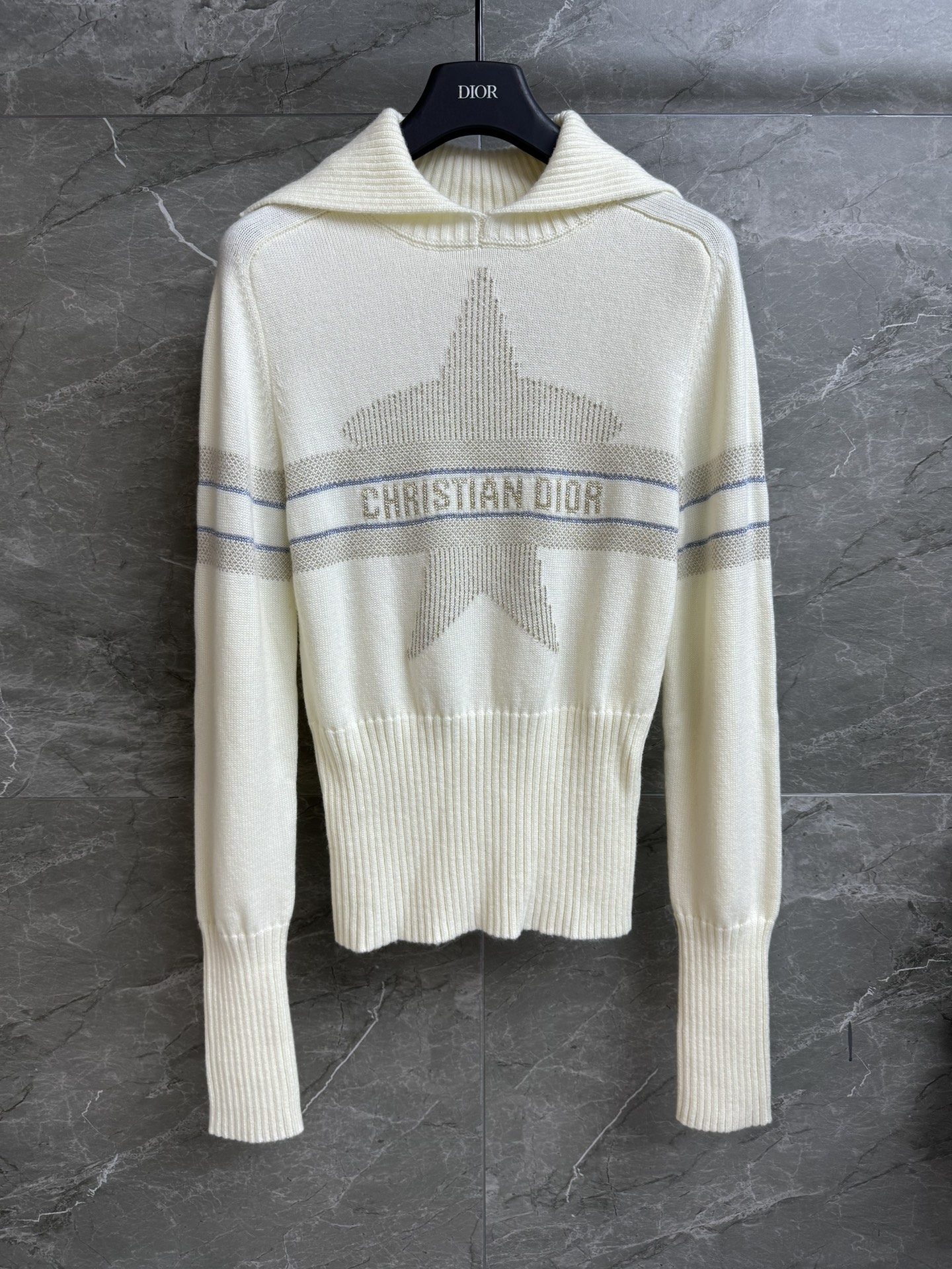 NO:570626,New autumn and winter new styles D's five-pointed star jacquard sweater 2025 autumn and winter series Shawl collar design Golden star letter jacquard pattern Fashionable and high-end Wool blended fabric Soft and comfortable Slim fit The upper body is slim and versatile Complete trademarks Sizes SML, dior, sweaters, shawls, alexander wang19860909秋冬新款上新啦 D家五角星提花毛衣 2025秋冬系列 披肩领设计 金色星星字母提花图案 时髦又高级 羊毛混纺面料 柔软舒适 修身版型 上身显瘦又百搭 商标齐全 尺码SML,,dior,sweaters,shawls,alexander wang,Women's clothing