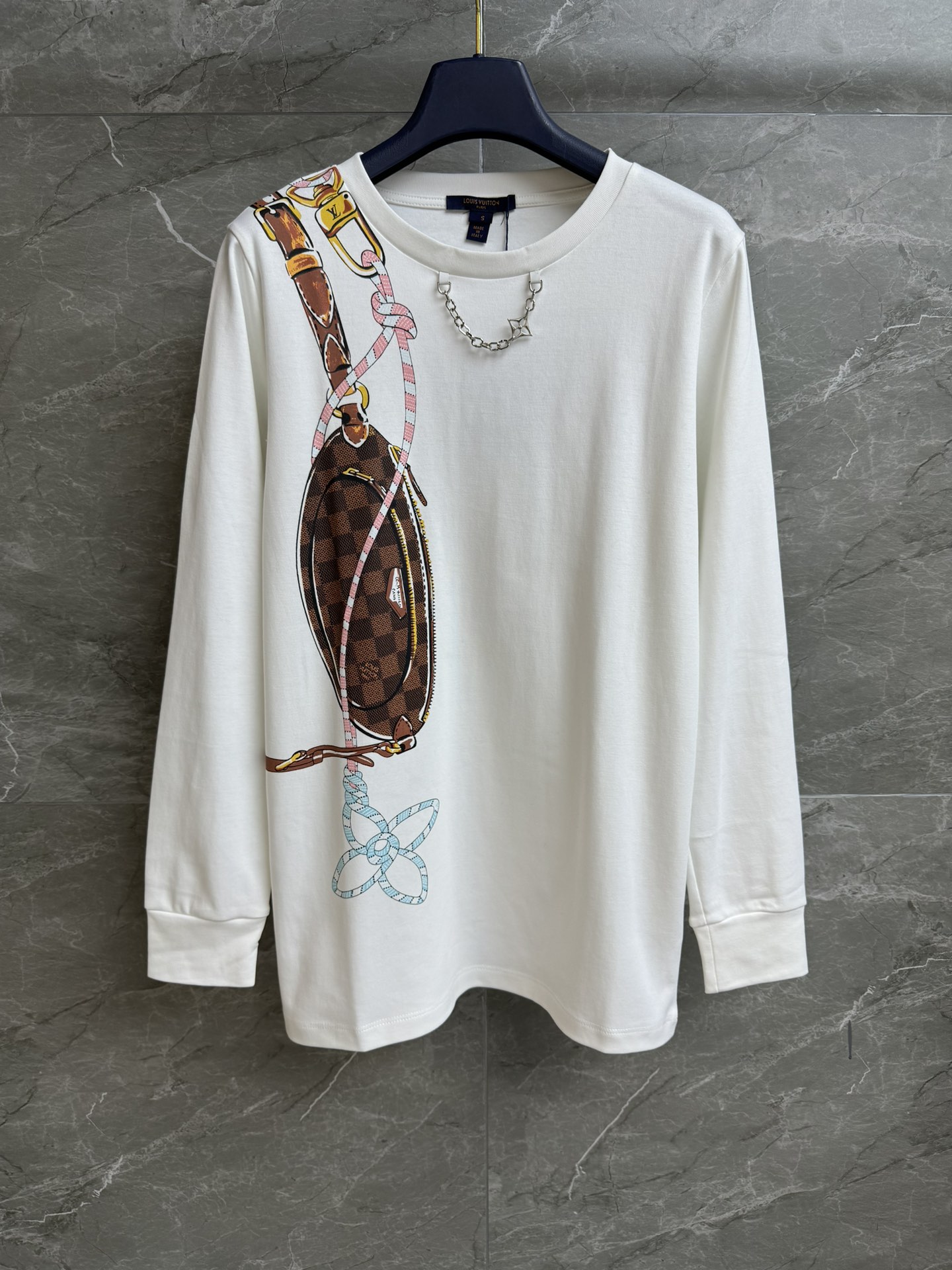 NO:570632,Autumn and winter new models have been shipped. L family waist bag printed long-sleeved T 2025 ski series. Round neck design. Decorated with chain decoration. Brown checkered waist bag printing. Casual, fashionable and high-end. Imported pure cotton fabric. Comfortable and breathable. Normal fit. The upper body is slim and versatile. Complete trademarks. Sizes SML, Louis Vuitton, Alexander Wang19860909秋冬新款出货啦 L家腰包印花长袖T 2025滑雪系列 圆领领口设计 饰以链条装饰点缀 棕色棋格纹腰包印花 休闲时髦高级 进口纯棉面料 舒适透气 正常版型 上身显瘦又百搭 商标齐全 尺码SML,,louis vuitton,alexander wang,Women's clothing