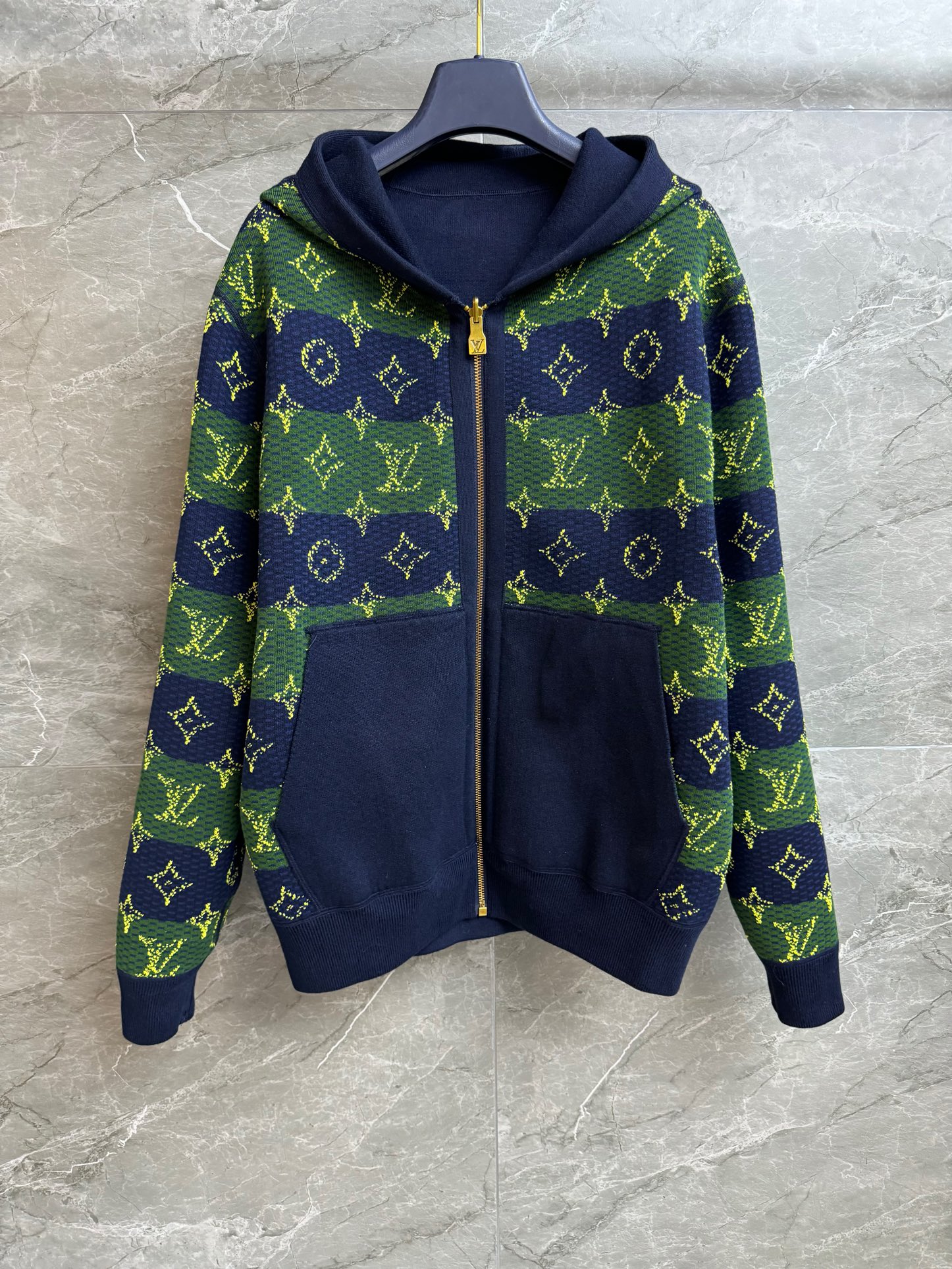 NO:570604,New arrivals for autumn and winter. L family double-sided hooded cardigan 2025 autumn and winter series. Hooded zipper design. Reversible. One side is solid color with iconic intarsia pattern. One side is classic presbyopia pattern. Navy blue color is fashionable and advanced. Wool blend fabric. Thick and warm. Loose fit. Not picky. Same style for men and women. Complete trademarks. Sizes SML, louis vuitton, hats, alexander wang19860909秋冬新款上新啦 L家双面连帽开衫 2025秋冬系列 连帽拉链设计 双面可穿 一面纯色带标志性嵌花图案 一面经典老花图案 海军蓝配色时髦高级 羊毛混纺面料 厚实保暖 宽松版型 不挑人穿 男女同款 商标齐全 尺码SML,,louis vuitton,hats,alexander wang,Women's clothing