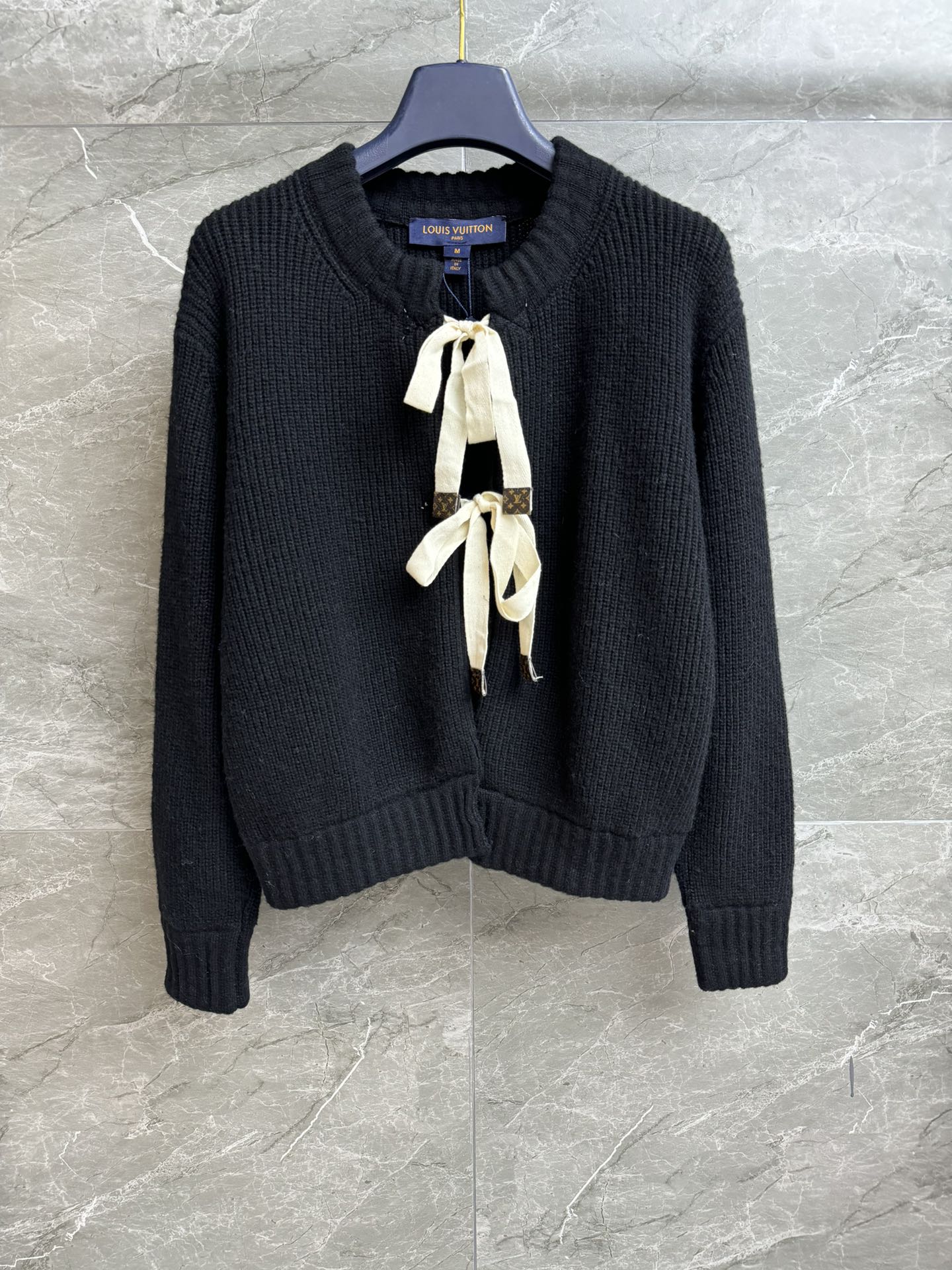 NO:570612,New autumn and winter styles are available. L family lace-up knitted cardigan 2025 autumn and winter series. Bow tie design. Logo leather decoration. Exquisite and sweet to reduce age. Customized knitted fabric. Comfortable and skin-friendly. Short version. The upper body is slim and elegant. Complete trademarks. Sizes SML, Louis Vuitton, Alexander Wang19860909秋冬新款上新啦 L家系带针织开衫 2025秋冬系列 蝴蝶结系带设计 logo皮革装饰 精致甜美减龄 定制针织面料 舒适亲肤 短款版型 上身显瘦又气质 商标齐全 尺码SML,,louis vuitton,alexander wang,Women's clothing