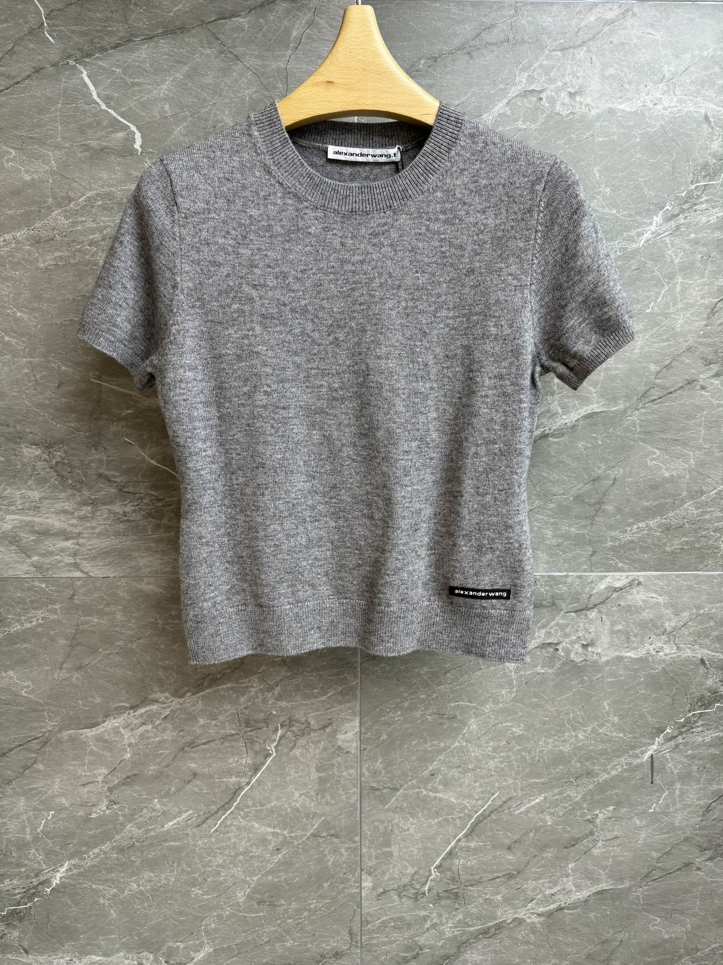 NO:570616,New autumn and winter styles are available. Dawang wool knitted short sleeves. 2025 autumn and winter series. Round ribbed neckline. Logo embroidery on the hem. Simple, fashionable and high-end. Wool knitted fabric. Comfortable and skin-friendly. Slim fit. The upper body is slim and versatile. Complete trademarks. Sizes SML, alexander wang, T-shirt, alexander wang19860909秋冬新款上新啦 大王羊毛针织短袖 2025秋冬系列 圆领罗纹领口 下摆logo刺绣标志点缀 简约时髦高级 羊毛针织面料 舒适亲肤 修身版型 上身显瘦又百搭 商标齐全 尺码SML,,alexander wang,T-shirt,alexander wang,Women's clothing