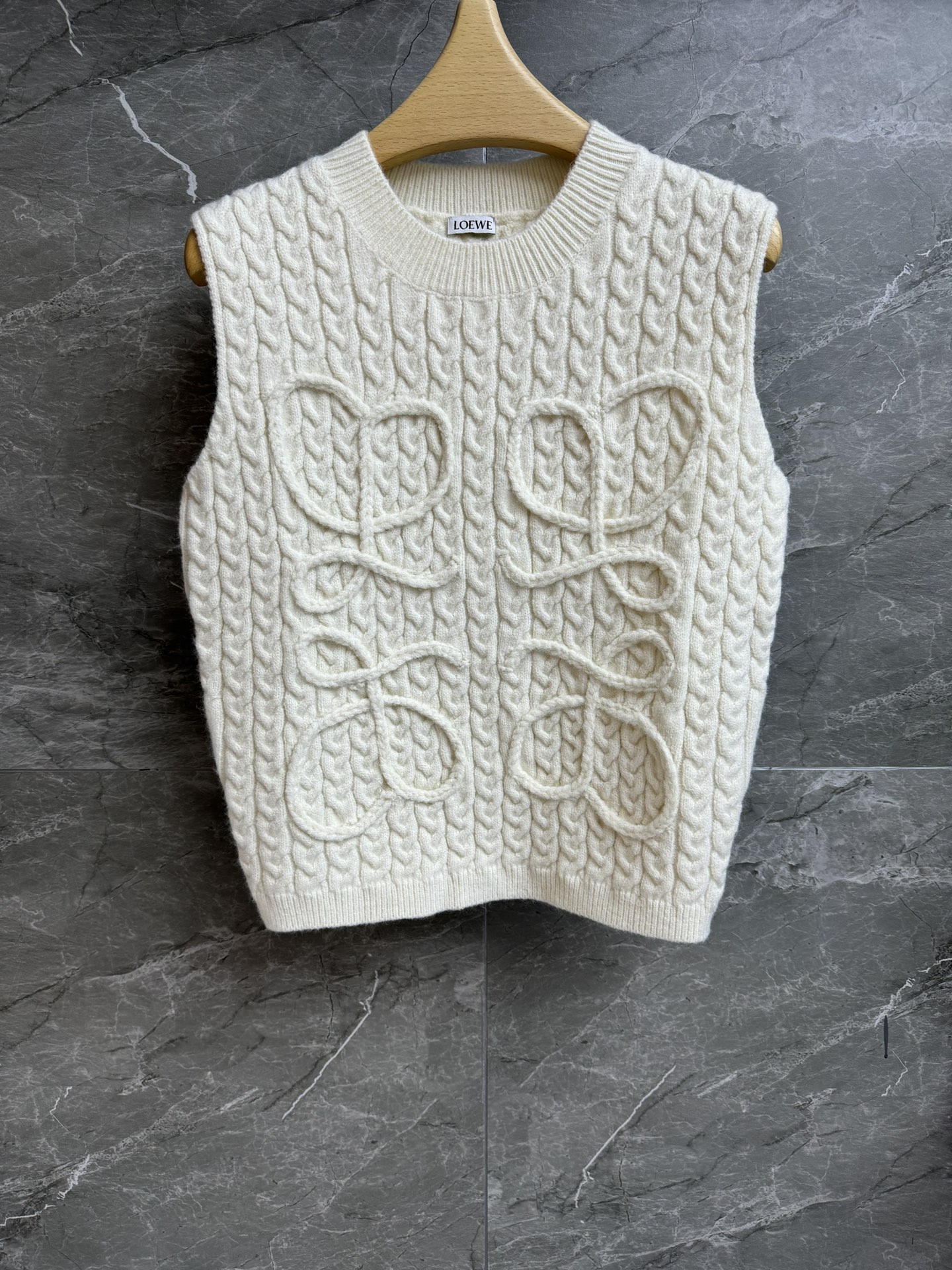 NO:570622,The new style of early autumn has been shipped. Loewe cable sleeveless vest 2025 early autumn series. Round ribbed neckline. Hand-woven monogram pattern. Classic cable texture. Fashionable and age-reducing style. Customized knitted fabric. Soft and comfortable. Normal fit. The upper body is slim and versatile. Complete trademarks. Sizes SML, loewe, alexander wang19860909早秋新款出货啦 罗意威绞花无袖背心 2025早秋系列 圆领罗纹领口 手工编织字母图案 经典绞花纹理 时髦减龄洋气 定制针织面料 柔软舒适 正常版型 上身显瘦又百搭 商标齐全 尺码SML,,loewe,alexander wang,Women's clothing