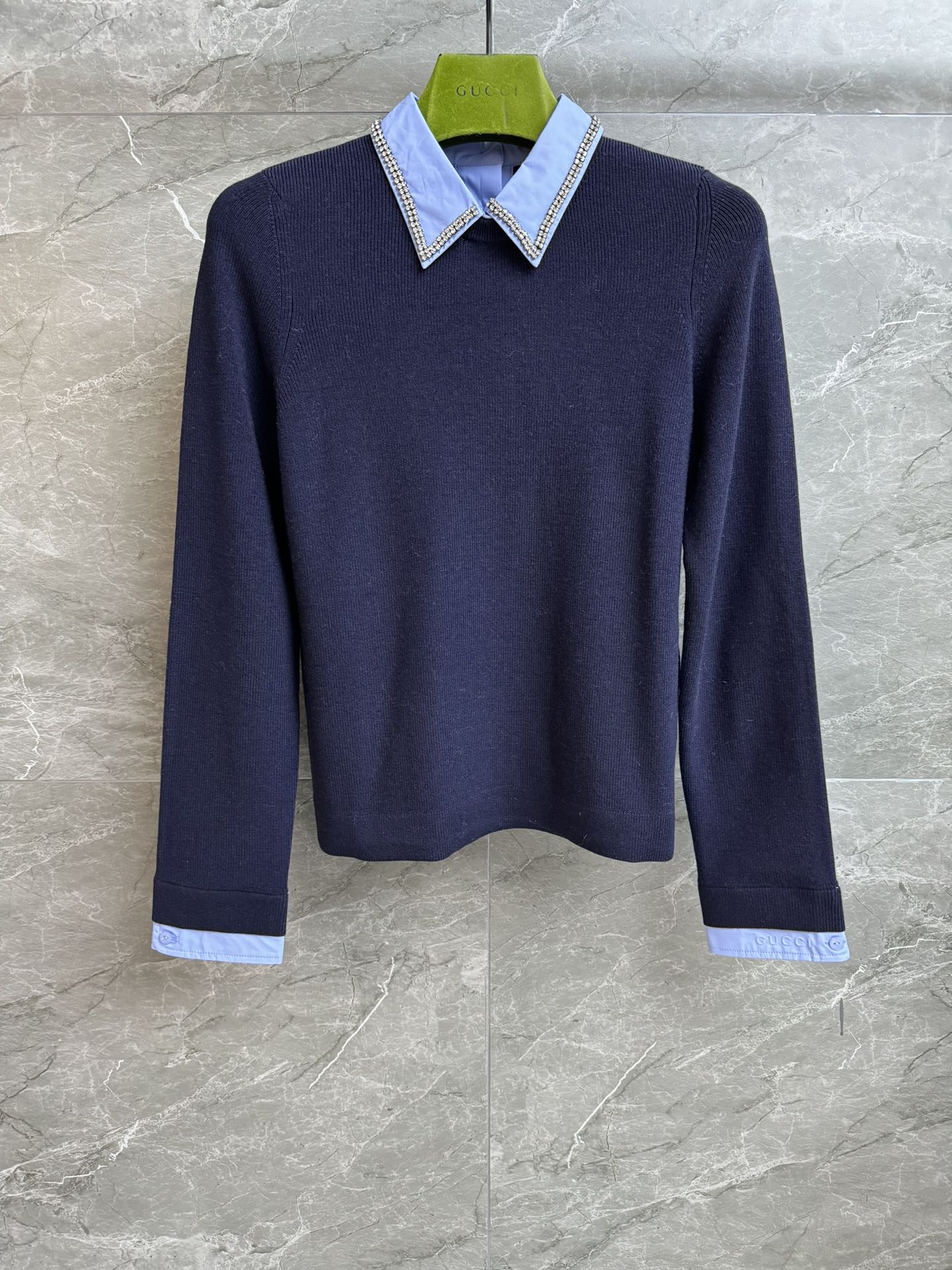 NO:591737,New autumn and winter styles are available. G Home fake two-piece sweater. Autumn and winter series. Fake two-piece splicing design. Reversible. Heavy rhinestone beads embellish the neckline. Exquisite, fashionable and high-end. Wool blended fabric. Comfortable and skin-friendly. Elastic slim fit. The upper body is slim and elegant. Complete trademarks. Sizes SML, sweaters, alexander wang19860909秋冬新款上新啦 Ｇ家假两件毛衣 秋冬系列 假两件拼接设计 正反两面可穿 重工水钻钉珠点缀领口 精致时髦高级 羊毛混纺面料 舒适亲肤 弹力修身版型 上身显瘦又气质 商标齐全 尺码SML,,sweaters,alexander wang,Women's clothing