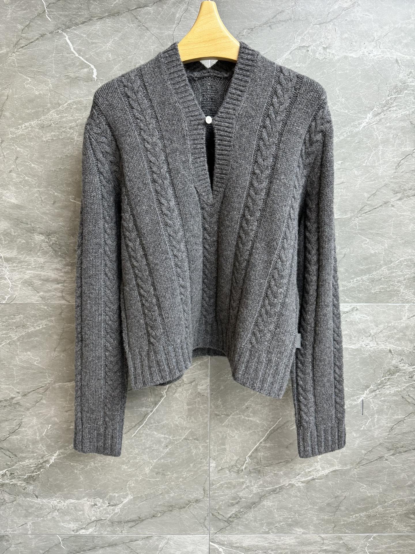 NO:576346,New autumn and winter styles are available Loewe Twist Wool Sweater 2025 Autumn and Winter Series V-neck button closure design Logo leather decoration on the side Twist woven texture Fashionable and lazy Wool knitted fabric Warm and comfortable Loose fit The upper body is slim and versatile Complete trademarks Sizes SML, loewe, sweaters, alexander wang19860909秋冬新款上新啦 罗意威麻花羊毛毛衣 2025秋冬系列 V领纽扣开合设计 侧边logo皮革装饰点缀 麻花编织纹理 时髦慵懒 羊毛针织面料 保暖舒适 宽松版型 上身显瘦又百搭 商标齐全 尺码SML,,loewe,sweaters,alexander wang,Women's clothing