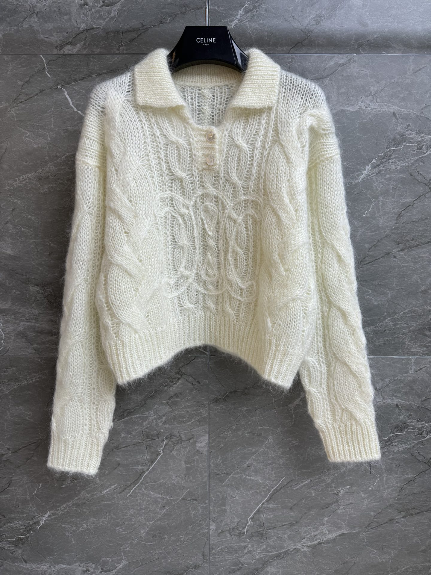 NO:576957,New autumn and winter styles are available. CL mohair wool sweater 2025 autumn and winter series. Lapel neck design. Arc de Triomphe crochet embroidery pattern. Gentle and age-reducing. Mohair wool blended fabric. Soft and comfortable. Short and loose fit. The upper body is slim and versatile. Complete trademarks. Sizes SML, sweaters, alexander wang19860909秋冬新款上新啦 CL马海毛羊毛毛衣 2025秋冬系列 翻领领口设计 凯旋门钩编刺绣图案 温柔减龄 马海毛羊毛混纺面料 柔软舒适 短款宽松版型 上身显瘦又百搭 商标齐全 尺码SML,,sweaters,alexander wang,Women's clothing