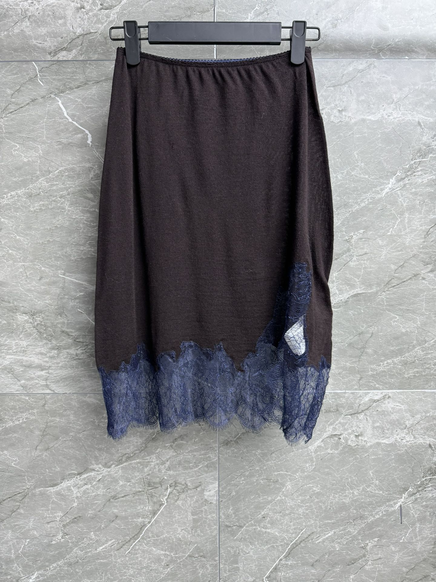 NO:576566,New autumn and winter styles are now available. FD lace splicing skirt 2025 autumn and winter series. Exquisite lace splicing decoration. Side slit design shows sexy and high-end charm. Customized cashmere blended fabric. Soft and skin-friendly. A-line skirt version. The upper body is slim and elegant. Complete trademarks. Sizes SML, skirts, alexander wang19860909秋冬新款出货啦 FD蕾丝拼接半裙 2025秋冬系列 精致蕾丝花边拼接装饰 侧边开衩设计 尽显性感高级魅惑 定制羊绒混纺面料 柔软亲肤 A字半身裙版型 上身显瘦又气质 商标齐全 尺码SML,,skirts,alexander wang,Women's clothing