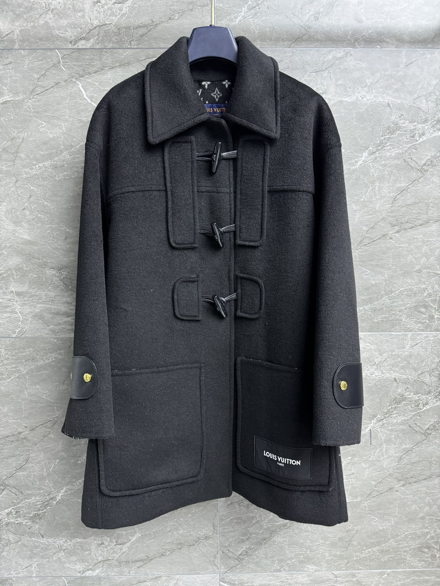 NO:576569,New autumn and winter style with dust bag L's horn button coat 2025 autumn and winter series Lapel horn button design Big pocket logo label embellishment Presbyopia pattern on the inside Full of high-end feel Double-sided wool blend fabric Soft and delicate Straight-leg loose fit The upper body is slim and elegant Complete trademarks Sizes SML, louis vuitton, alexander wang19860909配防尘袋秋冬新款上新啦 L家牛角扣大衣 2025秋冬系列 翻领牛角扣设计 大口袋logo标签点缀 内里老花图案 满满高级感 双面羊毛混纺面料 柔软细腻 直筒宽松版型 上身显瘦又气质 商标齐全 尺码SML,,louis vuitton,alexander wang,Women's clothing