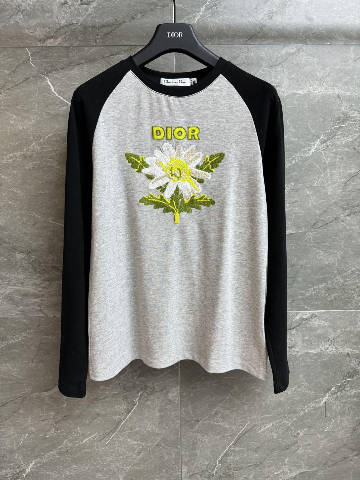 NO:576731,New autumn and winter styles are available. D family flower embroidered long-sleeved T. Autumn and winter series. Round neck raglan sleeve design. Flower letter embroidery embellishment on the chest. Casual, fashionable and age-reducing. Customized pure cotton material. Skin-friendly and breathable. Normal fit. The upper body is slim and versatile. Complete trademarks. Sizes SML, dior, alexander wang19860909秋冬新款上新啦 D家花朵刺绣长袖T 秋冬系列 圆领插肩袖设计 胸前花朵字母刺绣点缀 休闲时髦减龄 定制纯棉材质 亲肤透气 正常版型 上身显瘦又百搭 商标齐全 尺码SML,,dior,alexander wang,Women's clothing