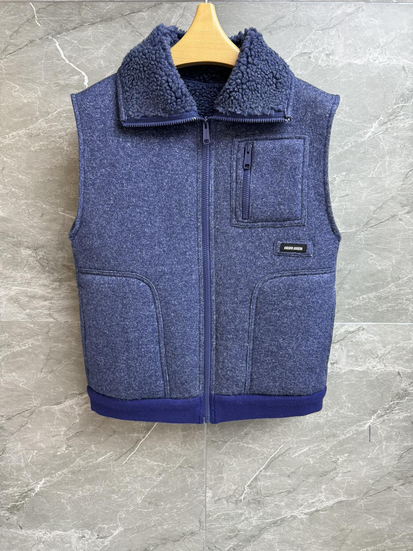 NO:576737,New autumn and winter new styles Miu blue fleece vest Autumn and winter series Lapel zipper design logo embroidery logo embellishment Dark blue color retro art Customized lambswool fleece fabric Thick and warm Loose fit Not picky to wear Complete trademarks Sizes SML, miumiu, alexander wang19860909秋冬新款上新啦 Miu蓝色抓绒马甲 秋冬系列 翻领拉链设计 logo刺绣徽标点缀 深蓝配色复古文艺 定制羊羔毛抓绒面料 厚实保暖 宽松版型 不挑人穿 商标齐全 尺码SML,,miumiu,alexander wang,Women's clothing