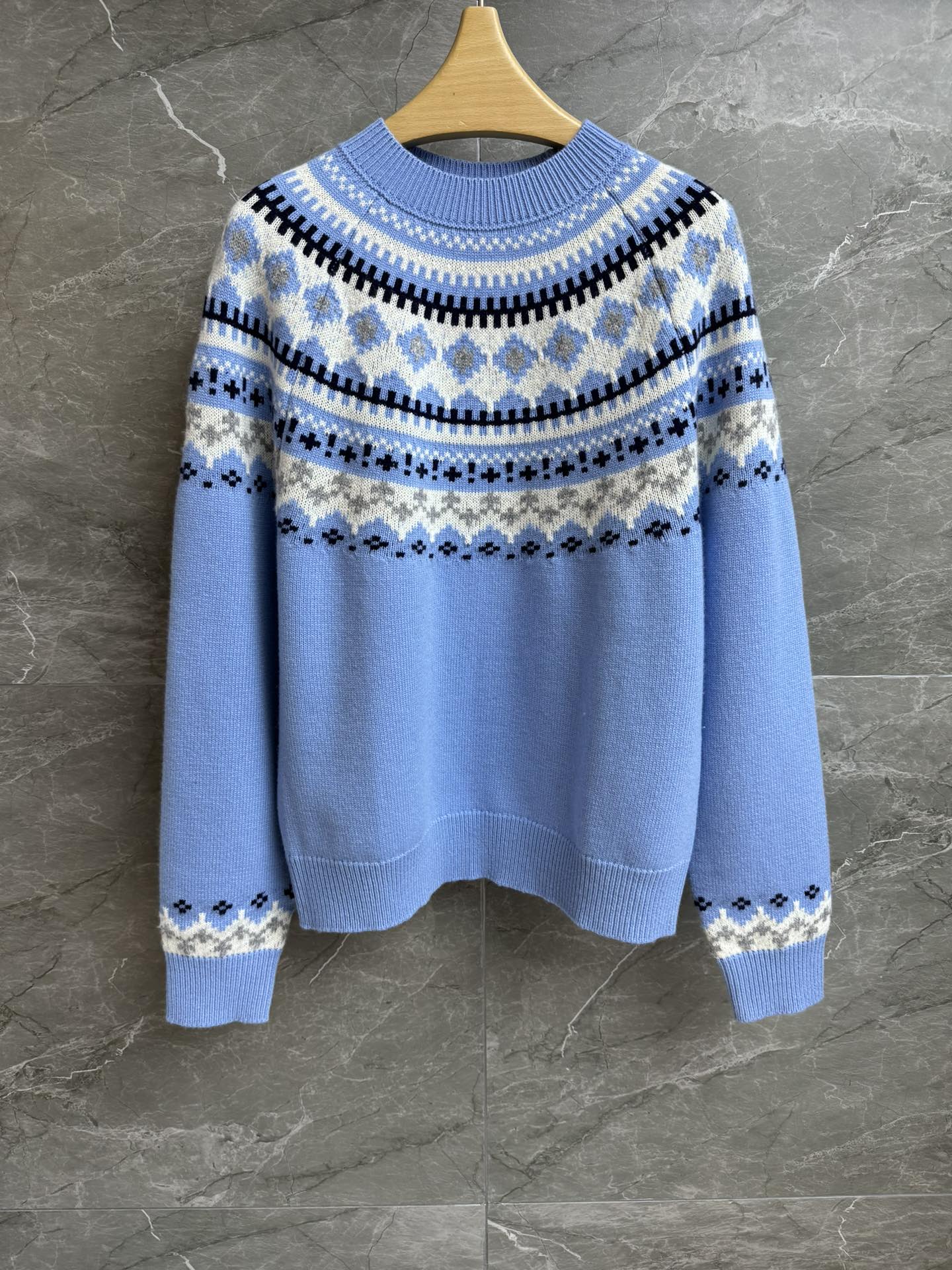 NO:576743,New autumn and winter new styles Miu blue Fair Isle sweater Autumn and winter series Round neck ribbed collar Blue Fair Isle snowflake pattern Fresh color matching to reduce age Wool knitted fabric Comfortable and skin-friendly Loose fit Easy to wear with a lazy and fashionable feel Sizes SML,,miumiu,sweaters,alexander wang19860909秋冬新款上新啦 Miu蓝色费尔岛毛衣 秋冬系列 圆领罗纹领口 蓝色费尔岛雪花纹图案 配色清新减龄 羊毛针织面料 舒适亲肤 宽松版型 轻松穿出慵懒时髦感 尺码SML,,miumiu,sweaters,alexander wang,Women's clothing