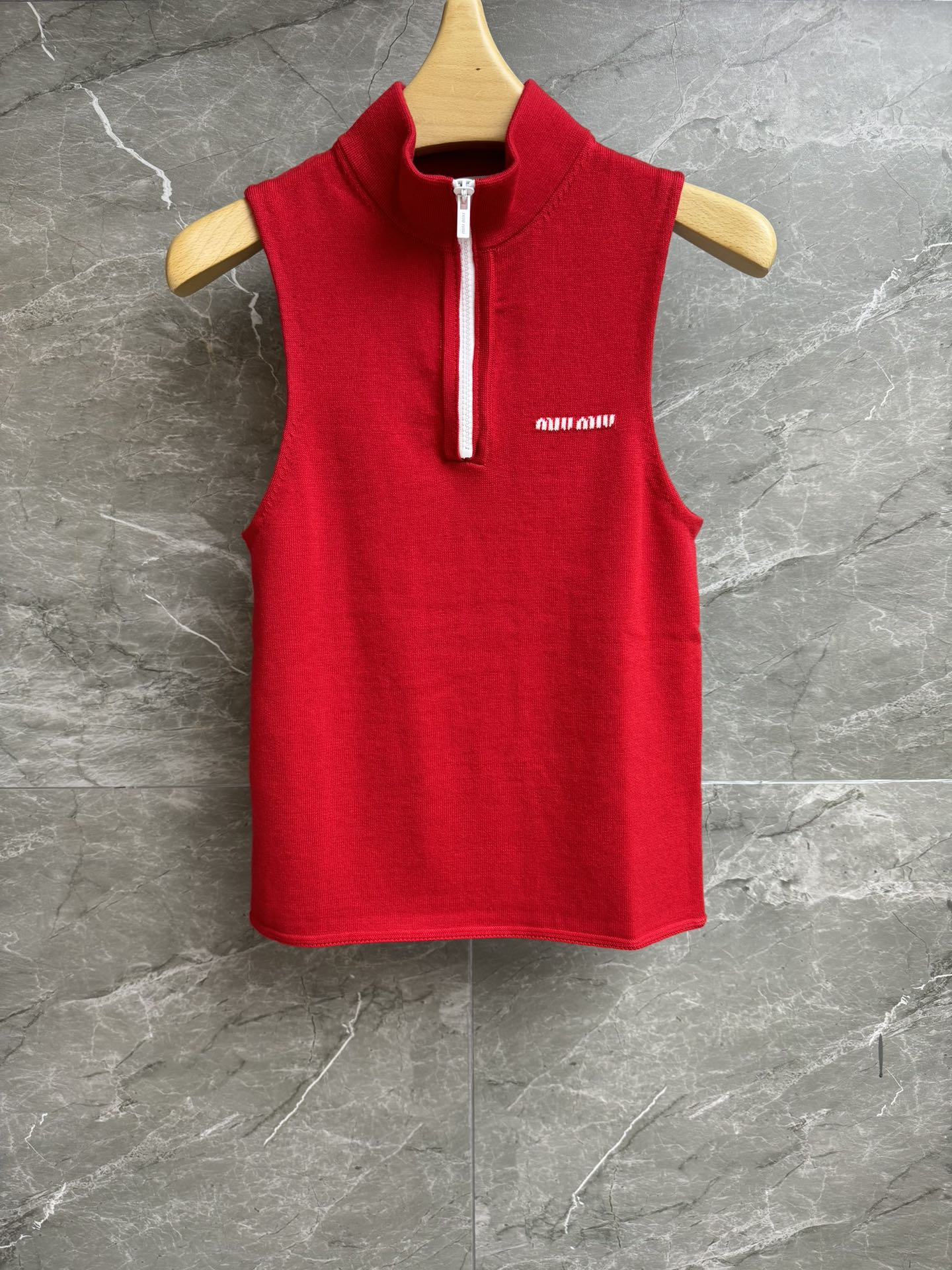 NO:576755,Autumn and winter new models have been shipped. Miu half-zip vest. Autumn and winter series. Stand-up collar zipper design. Logo intarsia decoration on the chest. The color is white and high-end. Wool knitted fabric. Slim fit. The upper body is slim and fashionable. Complete trademarks. Sizes SML, miumiu, alexander wang19860909秋冬新款出货啦 Miu半拉链背心 秋冬系列 立领拉链设计 胸前logo嵌花装饰 配色显白又高级 羊毛针织面料 修身版型 上身显瘦又时髦 商标齐全 尺码SML,,miumiu,alexander wang,Women's clothing