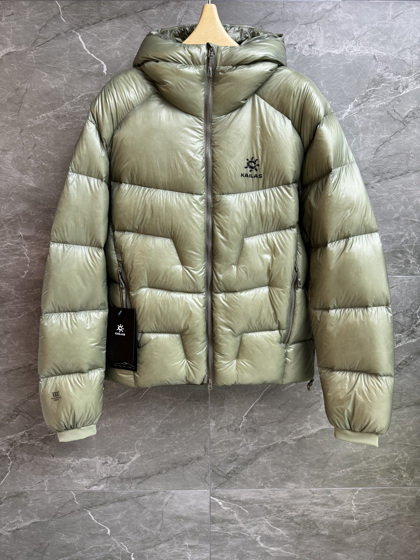 NO:576975,Comes with a dust bag for autumn and winter. Kailer Stone 5000GT down jacket. High stand-up collar and hooded design. Elastic cuffs are comfortable and windproof. The drawstring at the hem can be flexibly adjusted. The inner bag is self-storing. Lightweight and portable. ZERO-Gravity ultra-lightweight technical fabric. Made of 1000-pile high-quality goose down. Sufficient down filling. Windproof and cold-proof. Stylish split design. Precise temperature locking. Flexible for outdoor sports. Straight version. Highly tolerant.  Same style for men and women, complete trademarks, sizes 2XS-3XL, down jacket, hats, alexander wang19860909配防尘袋秋冬新款出货啦 凯乐石5000GT羽绒服 高立领连帽设计 弹力袖口舒适防风 下摆抽绳灵活调节松紧 内袋自收纳设计 轻巧便携 ZERO-Gravity超轻量科技面料 采用1000蓬高品质鹅绒 充绒量足 防风御寒保暖 标致性分割设计 精准锁温 户外运动灵活 直筒版型 包容性强 男女同款 商标齐全 尺码2XS-3XL,,down jacket,hats,alexander wang,Women's clothing