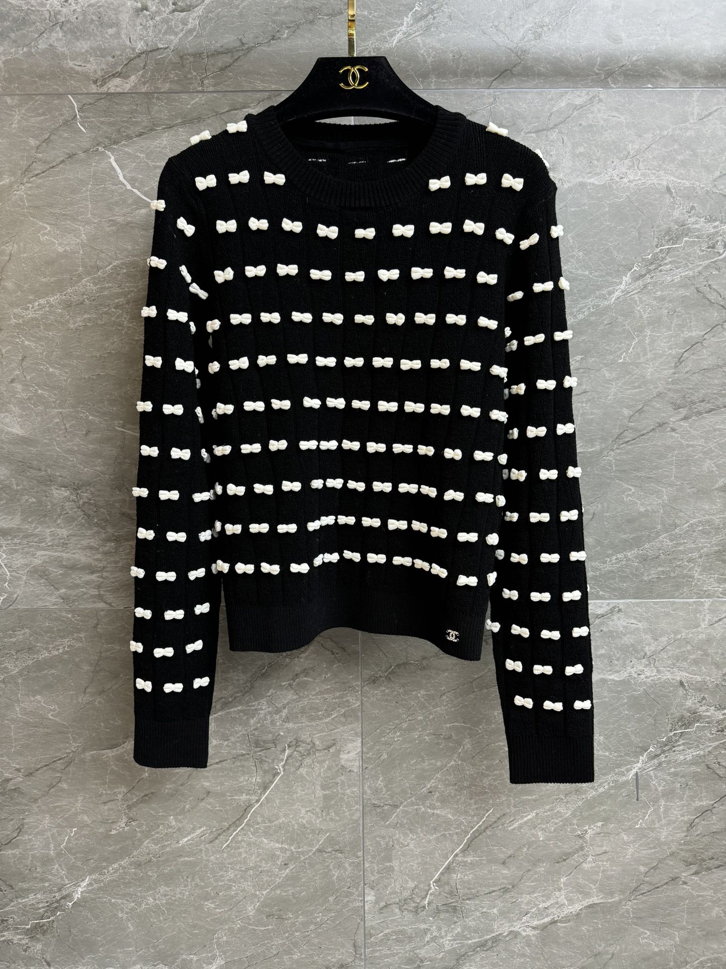 NO:576946,The high version has been shipped. Xiangjia black and white bow top 2025 autumn and winter series. Round ribbed neckline. Exquisite three-dimensional bow decoration. Cute and elegant. Wool blended knitted fabric. Soft and comfortable. Stretch slim fit. The upper body looks slim and elegant. Complete trademarks. Sizes SML, Chanel, Alexander Wang19860909高版本出货啦 香家黑白蝴蝶结上衣 2025秋冬系列 圆领罗纹领口 精致立体蝴蝶结装饰 可爱又不失优雅 羊毛混纺针织面料 软糯舒适 弹力修身版型 上身显瘦又气质 商标齐全 尺码SML,,chanel,alexander wang,Women's clothing