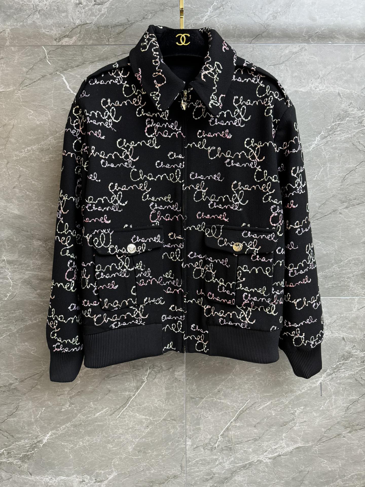 NO:576950,The high version with dust bag is shipped. Chanel signature embroidered jacket 2025 autumn and winter preview series Lapel zipper design Heavy signature embroidery pattern interspersed with sequins Exquisite and fashionable high-end Customized wool fabric Silk lining Loose fit The upper body is slim and elegant Complete trademarks Sizes SML, chanel, jackets & coats, real silk, alexander wang19860909配防尘袋高版本出货啦 香家签名刺绣外套 2025秋冬预告系列 翻领拉链设计 重工签名刺绣图案 亮片穿插其中 精致时髦高级 定制羊毛呢面料 真丝里衬 宽松版型 上身显瘦又气质 商标齐全 尺码SML,,chanel,jackets & coats,real silk,alexander wang,Women's clothing