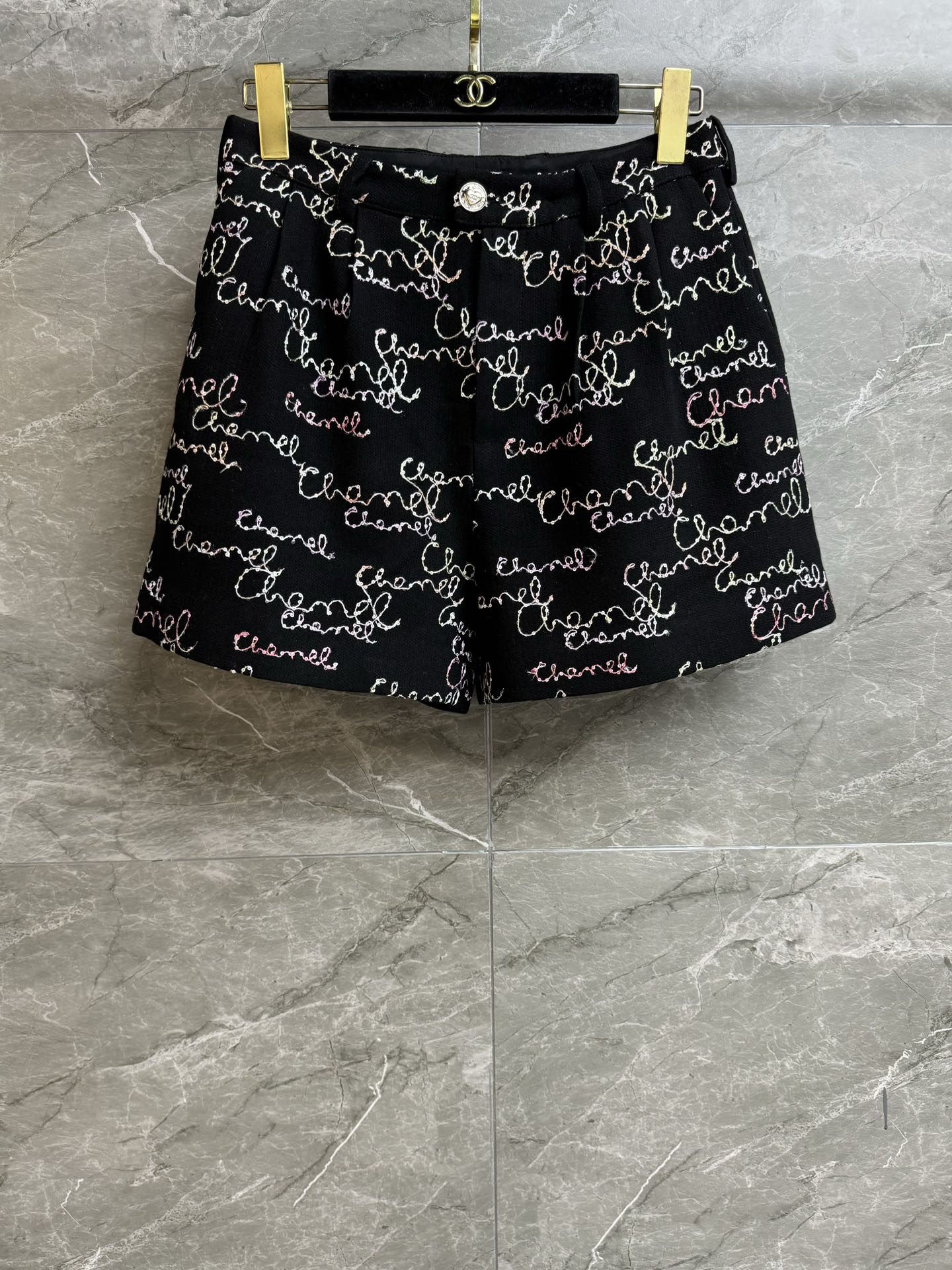NO:577365,The high version has been shipped. Chanel signature embroidered shorts 2025 autumn and winter preview series Heavy industry signature embroidery pattern interspersed with sequins Exquisite and fashionable high-end Customized wool fabric Silk lining High-waisted shorts version The upper body is slim and versatile Complete trademarks Sizes SML, chanel, shorts, real silk, alexander wang19860909高版本出货啦 香家签名刺绣短裤 2025秋冬预告系列 重工签名刺绣图案 亮片穿插其中 精致时髦高级 定制羊毛呢面料 真丝里衬 高腰短裤版型 上身显瘦又百搭 商标齐全 尺码SML,,chanel,shorts,real silk,alexander wang,Women's clothing