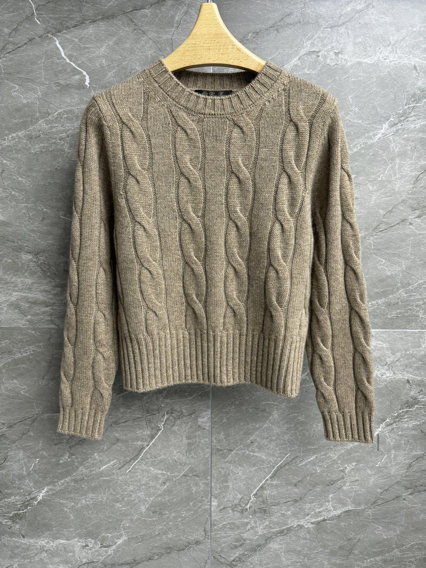 NO:577608,The high version has been shipped. LP twist pattern cashmere sweater 2025 autumn and winter series. Round ribbed neckline. Classic twist pattern craftsmanship. Retro and advanced color matching. 100% cashmere fabric. Soft and delicate. Super texture. Normal fit. Upper body looks slim and elegant. Complete trademarks. Sizes SML, loro piana, sweaters, alexander wang19860909高版本出货啦 LP麻花纹羊绒毛衣 2025秋冬系列 圆领罗纹领口 经典麻花纹工艺 配色复古高级 百分百羊绒面料 柔软细腻 超有质感 正常版型 上身显瘦又气质 商标齐全 尺码SML,,loro piana,sweaters,alexander wang,Women's clothing