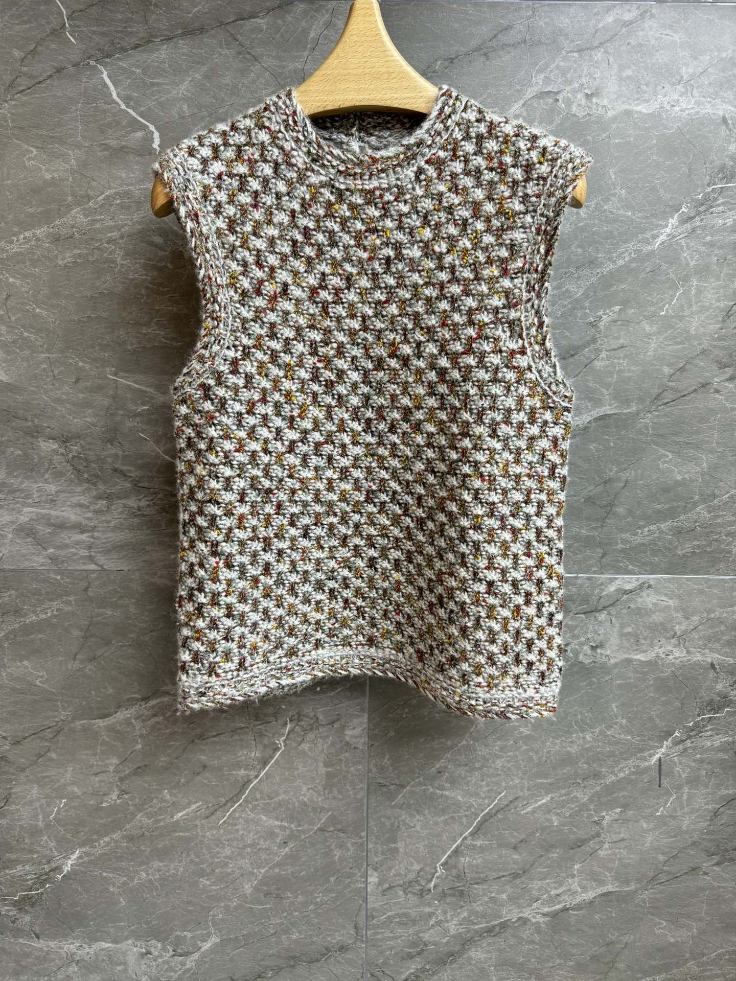 NO:577616,The new autumn and winter styles have been shipped. LP mixed color knitted vest 2025 autumn and winter series. Round neck sleeveless design. Mixed color crochet technology. Retro color matching. Customized knitted fabric. Soft and comfortable. Slim fit. The upper body looks slim and elegant. Complete trademarks. Sizes SML, loro piana, alexander wang19860909秋冬新款出货啦 LP混色针织背心 2025秋冬系列 圆领无袖设计 混色钩针编织工艺 配色复古高级 定制针织面料 柔软舒适 修身版型 上身显瘦又气质 商标齐全 尺码SML,,loro piana,alexander wang,Women's clothing