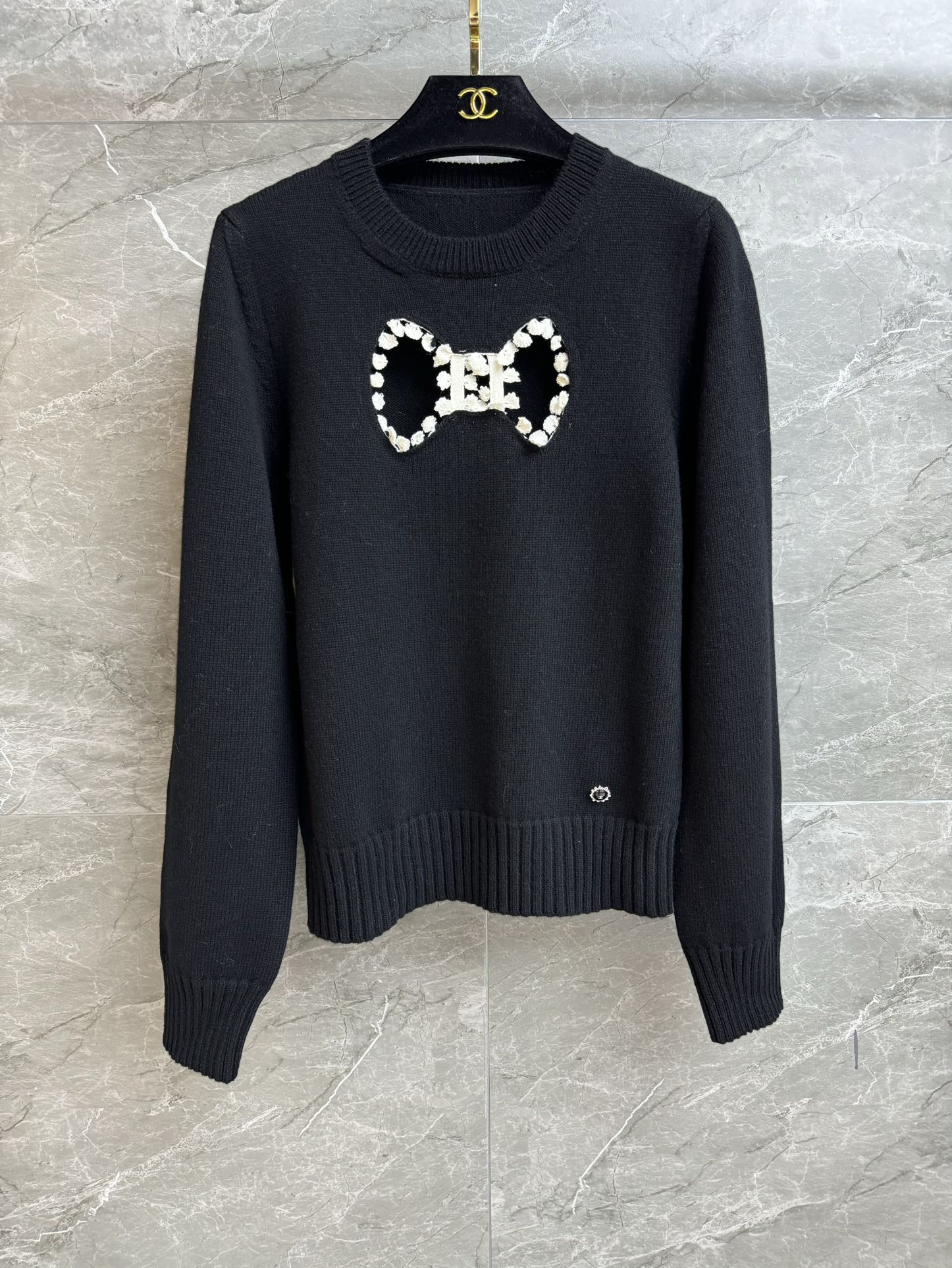 NO:577859,The new autumn and winter styles are on sale. Xiangjia hollow bow sweater 2025 autumn and winter series. Round ribbed neckline. Hollow bow design on the chest. Elegant and sweet to reduce age. Wool blended knitted fabric. Comfortable and skin-friendly. Normal fit. The upper body looks slim and elegant. Complete trademarks. Sizes SML, chanel, sweaters, alexander wang19860909秋冬新款出货啦 香家镂空蝴蝶结毛衣 2025秋冬系列 圆领罗纹领口 胸前镂空蝴蝶结设计 优雅甜美减龄 羊毛混纺针织面料 舒适亲肤 正常版型 上身显瘦又气质 商标齐全 尺码SML,,chanel,sweaters,alexander wang,Women's clothing