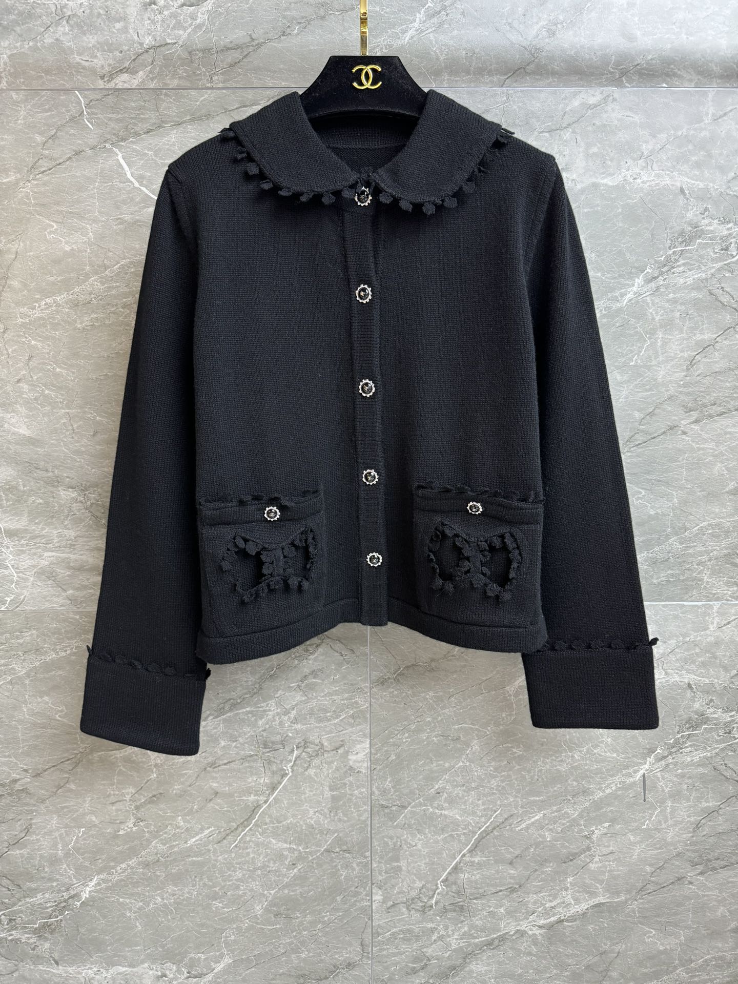 NO:577865,Autumn and winter new models are on sale. Xiangjia hollow bow sweater 2025 autumn and winter series. Round ribbed neckline. Hollow bow design on the chest. Gentle, sweet and age-reducing. Wool blended knitted fabric. Comfortable and skin-friendly. Normal fit. The upper body looks slim and elegant. Complete trademarks. Sizes SML, chanel, sweaters, alexander wang19860909秋冬新款出货啦 香家镂空蝴蝶结毛衣 2025秋冬系列 圆领罗纹领口 胸前镂空蝴蝶结设计 温柔甜美减龄 羊毛混纺针织面料 舒适亲肤 正常版型 上身显瘦又气质 商标齐全 尺码SML,,chanel,sweaters,alexander wang,Women's clothing