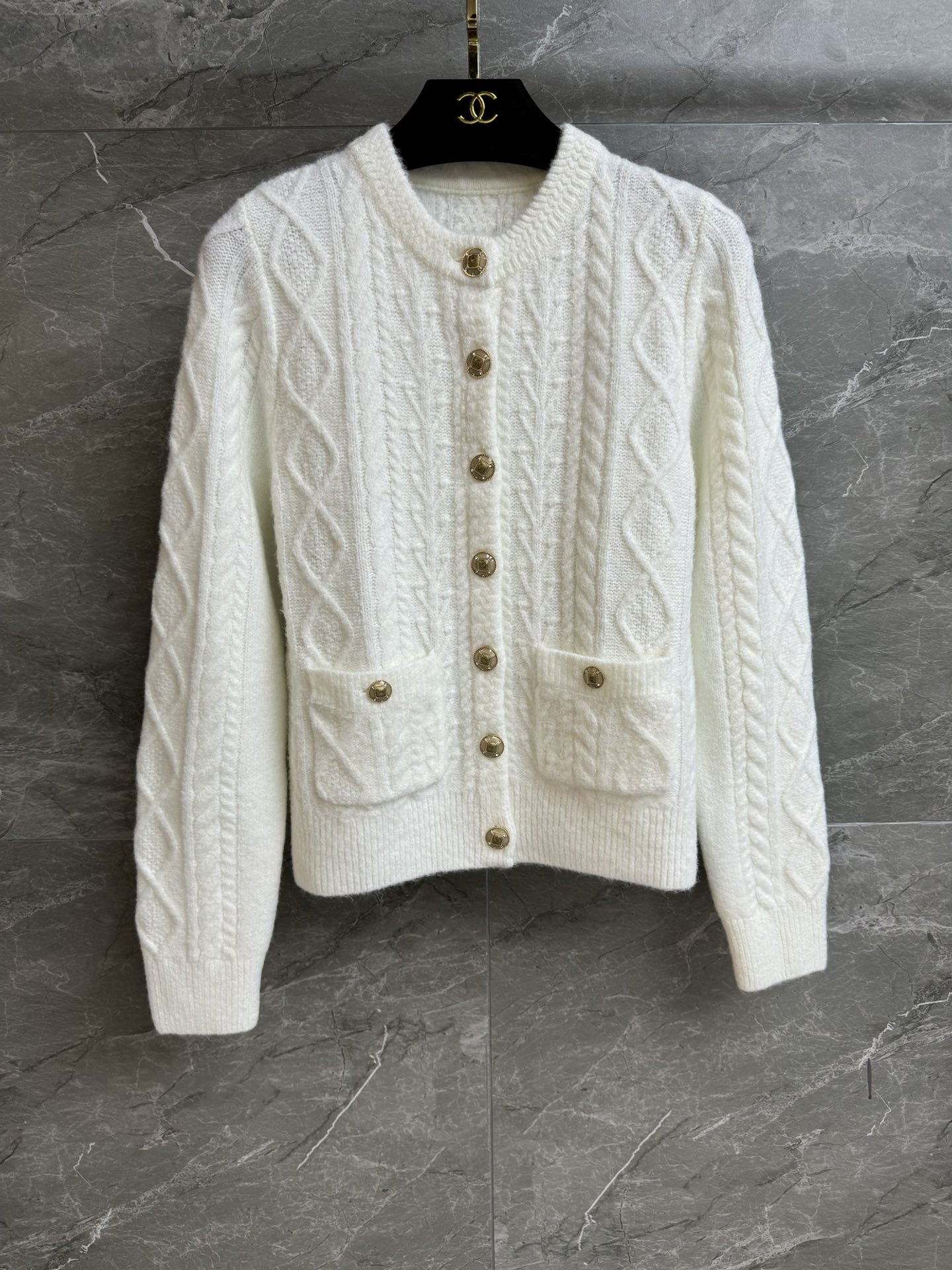 NO:577869,Autumn and winter new models have been shipped. Xiangjia twist knitted cardigan 2025 ski series. Round neck single-breasted design. Exquisite button decoration. Twist rhombus weave texture. Gentle and advanced. Cashmere and silk blended fabric. Soft and thick. Super texture. Normal fit. The upper body looks thin and elegant. Complete trademarks. Sizes SML, chanel, real silk, alexander wang19860909秋冬新款出货啦 香家麻花针织开衫 2025滑雪系列 圆领单排扣设计 精致纽扣装饰点缀 麻花菱格编织纹理 温柔高级 羊绒真丝混纺面料 软糯厚实 超有质感 正常版型 上身显瘦又气质 商标齐全 尺码SML,,chanel,real silk,alexander wang,Women's clothing