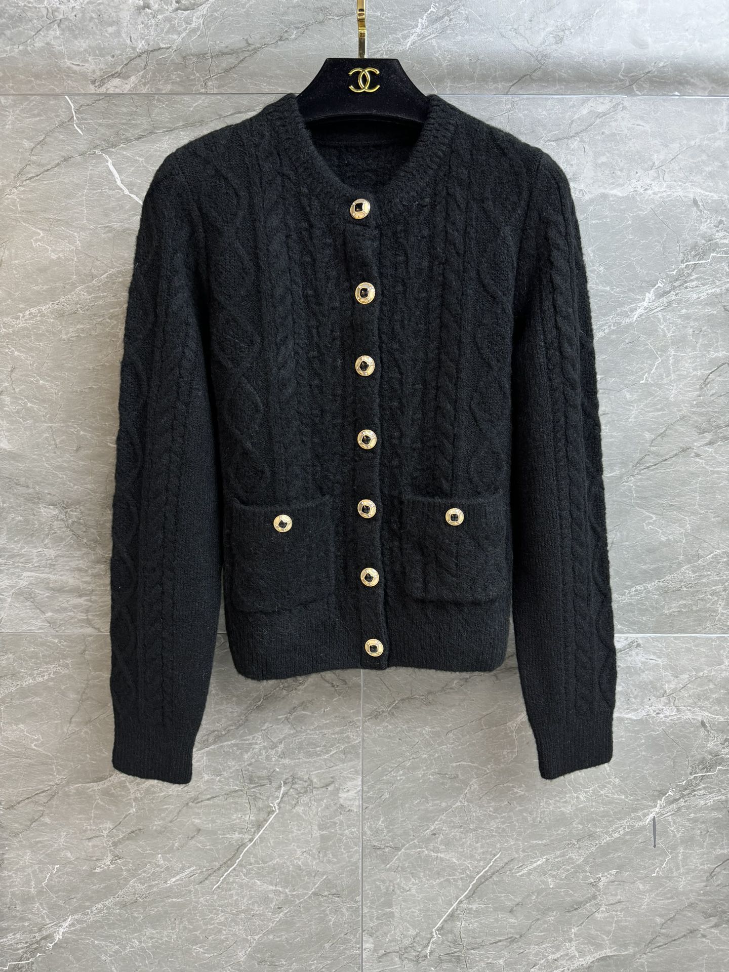 NO:577874,Autumn and winter new models have been shipped. Xiangjia twist knitted cardigan 2025 ski series. Round neck single-breasted design. Exquisite button decoration. Twist rhombus weave texture. Gentle and advanced. Cashmere and silk blended fabric. Soft and thick. Super texture. Normal fit. The upper body looks thin and elegant. Complete trademarks. Sizes SML, chanel, real silk, alexander wang19860909秋冬新款出货啦 香家麻花针织开衫 2025滑雪系列 圆领单排扣设计 精致纽扣装饰点缀 麻花菱格编织纹理 温柔高级 羊绒真丝混纺面料 软糯厚实 超有质感 正常版型 上身显瘦又气质 商标齐全 尺码SML,,chanel,real silk,alexander wang,Women's clothing