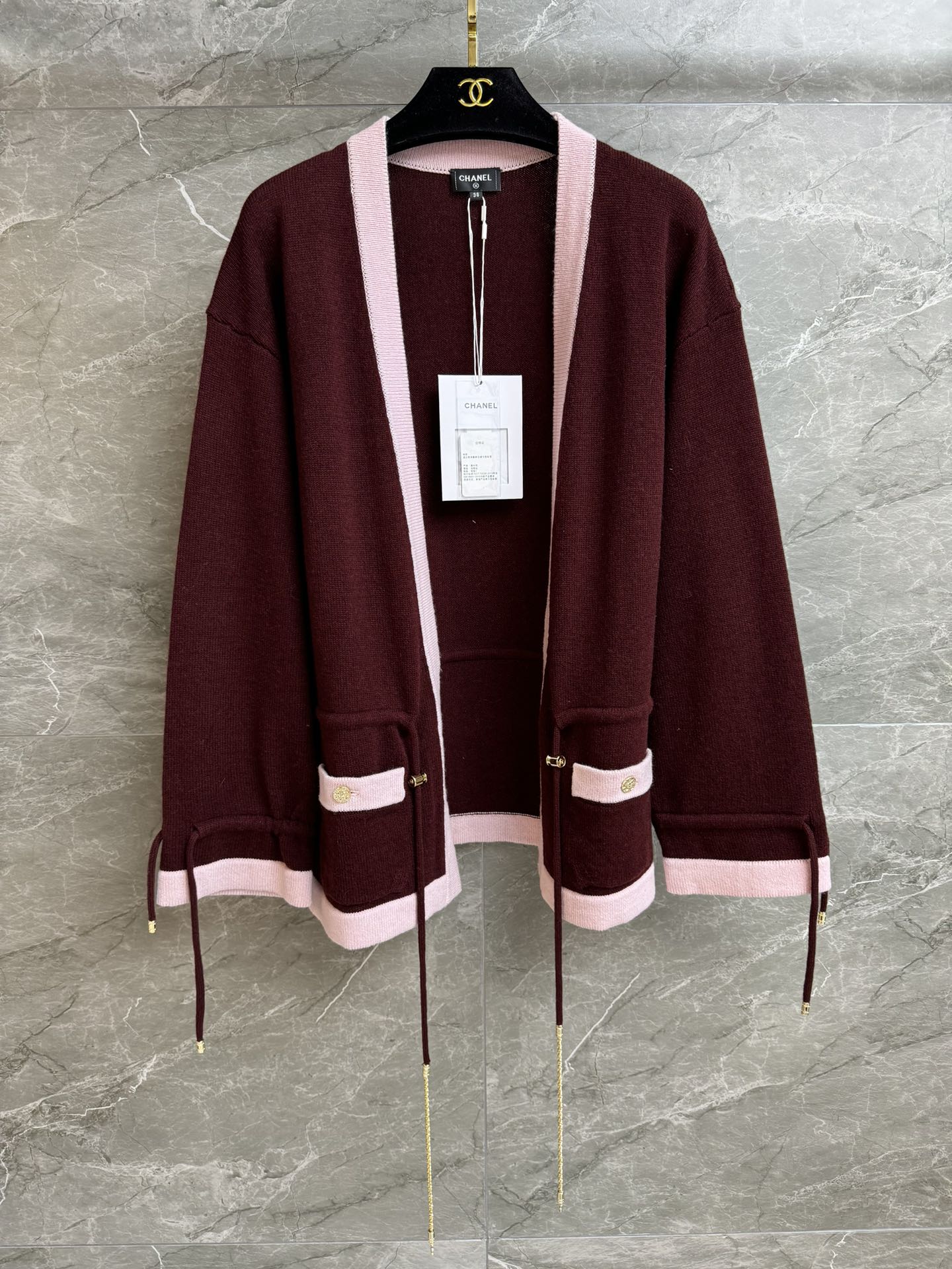 NO:577826,The high version has been shipped. Xiangjia drawstring cashmere cardigan 2025 handmade workshop series V-neck neckline design Drawstring laces to tighten the waist Exquisite pendant decoration Full of high-end sense Cashmere knitted fabric Soft and comfortable Loose fit The upper body looks slim and elegant Complete trademarks Sizes SML, Chanel, Alexander Wang19860909高版本出货啦 香家抽绳羊绒开衫 2025手工坊系列 V领领口设计 抽绳系带收腰 精致吊坠装饰点缀 满满高级感 羊绒针织面料 软糯舒适 宽松版型 上身显瘦又气质 商标齐全 尺码SML,,chanel,alexander wang,Women's clothing