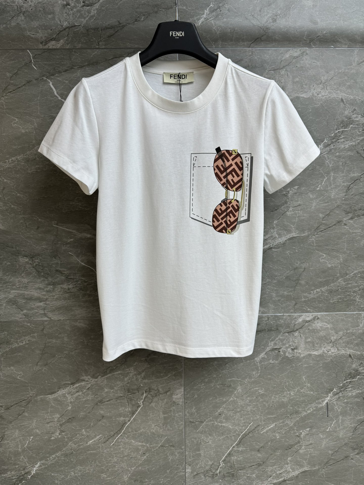 NO:578110,New autumn and winter new styles FD sunglasses printed T-shirt 2025 autumn and winter series round neck design FF sunglasses printed pattern fashionable and high-end imported pure cotton fabric comfortable and skin-friendly slim fit upper body slim and versatile complete trademarks sizes SML, tees, t-shirt, alexander wang19860909秋冬新款上新啦 FD墨镜印花T恤 2025秋冬系列 圆领领口设计 FF墨镜印花图案 时髦高级 进口纯棉面料 舒适亲肤 修身版型 上身显瘦又百搭 商标齐全 尺码SML,,tees，t-shirt,alexander wang,Women's clothing