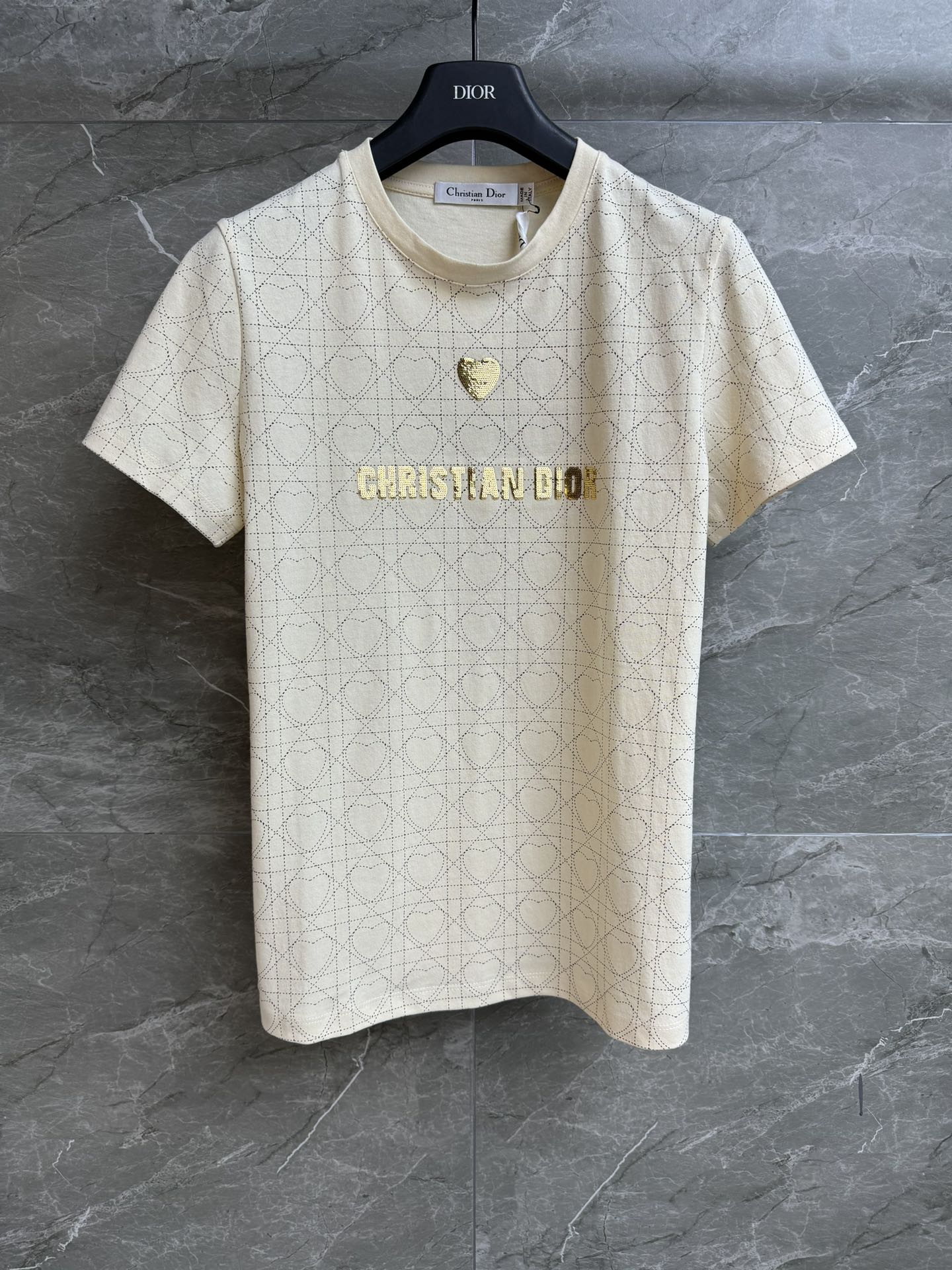 NO:578115,New arrival in early spring. D's sequin embroidered T-shirt 2026 early spring series. Round neck design. Love letter sequin embroidery embellishment. Exquisite, fashionable and high-end. Imported pure cotton fabric. Comfortable and skin-friendly. Normal fit. The upper body looks slim and elegant. Complete trademarks. Sizes SML, dior, tees, t-shirt, alexander wang19860909早春新款上新啦 D家亮片刺绣T恤 2026早春系列 圆领领口设计 爱心字母亮片刺绣点缀 精致时髦高级 进口纯棉面料 舒适亲肤 正常版型 上身显瘦又气质 商标齐全 尺码SML,,dior,tees，t-shirt,alexander wang,Women's clothing