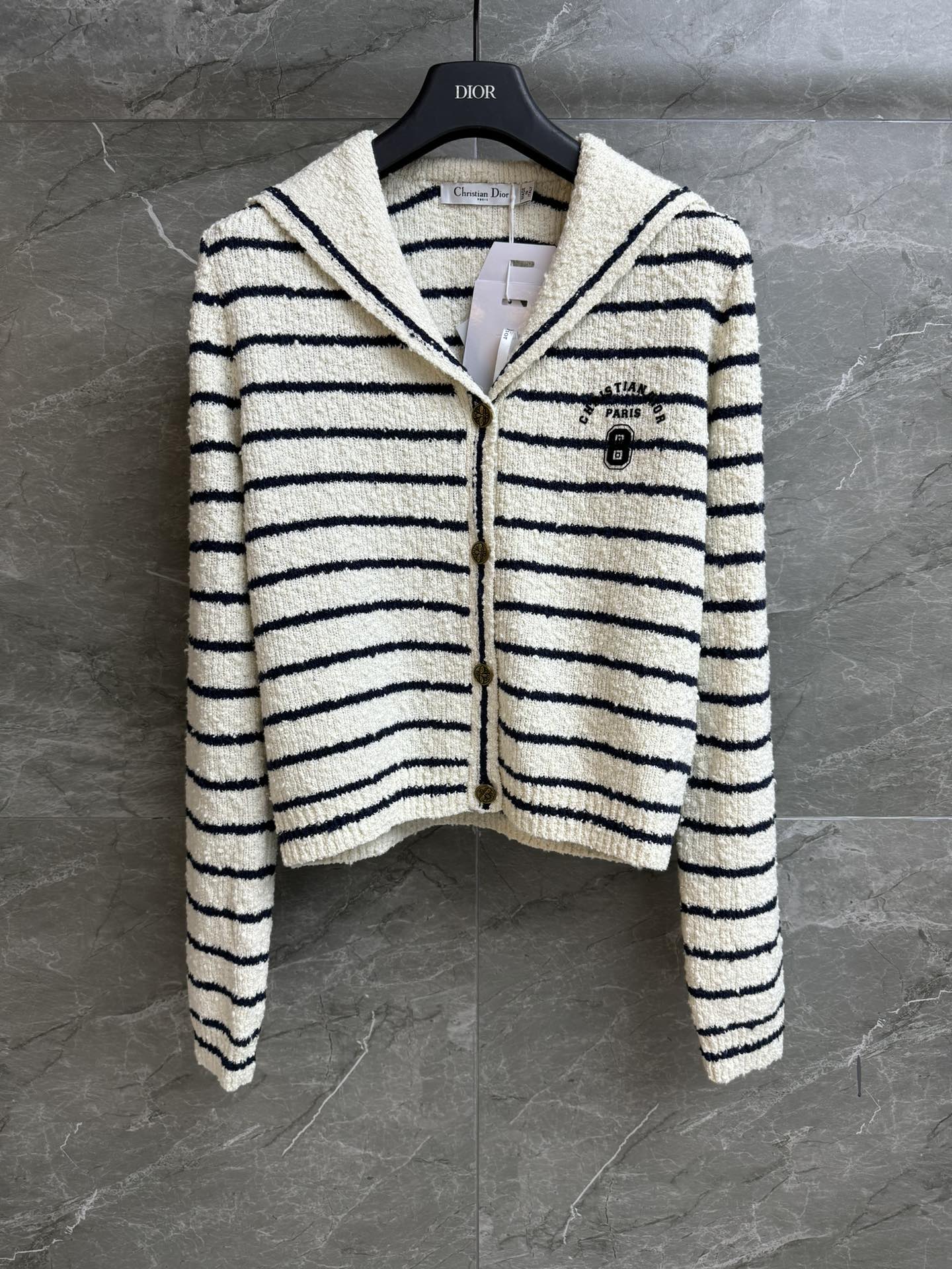 NO:578133,New style for early spring. D family navy collar striped cardigan. 2026 early spring series. Classic navy collar design. Black and white striped color. Fashionable and trendy for younger people. Customized knitted fabric. Soft and comfortable. Short version. The upper body looks slim and elegant. Complete trademarks. Sizes SML, dior, alexander wang19860909早春新款上新啦 D家海军领条纹开衫 2026早春系列 经典海军领设计 黑白条纹配色 减龄时髦洋气 定制针织面料 软糯舒适 短款版型 上身显瘦又气质 商标齐全 尺码SML,,dior,alexander wang,Women's clothing