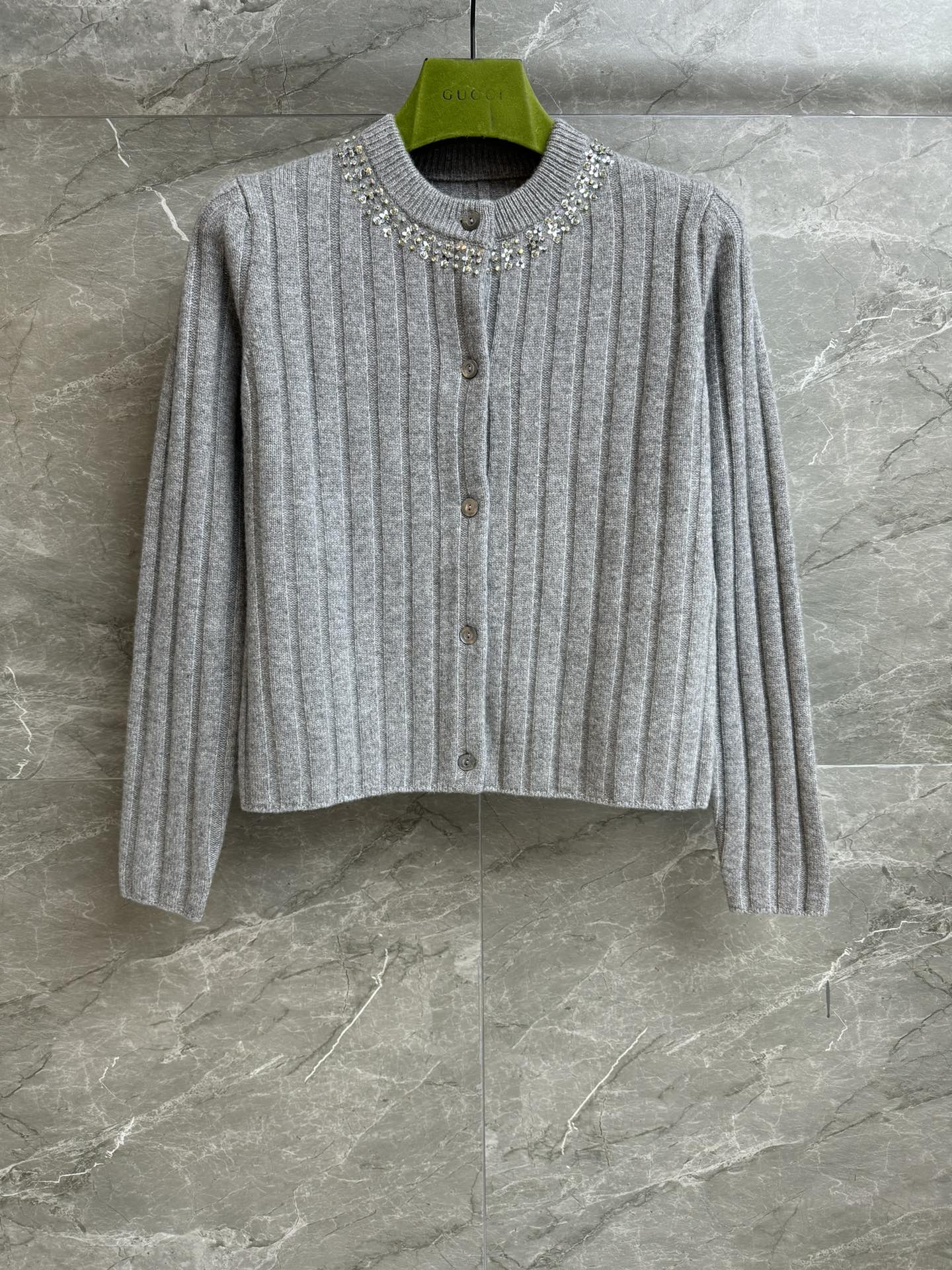 NO:578596,New autumn and winter styles are available. G family gray collared cardigan 2025 autumn and winter series. Sequined rhinestone embroidery embellishes the neckline. Exquisite and dazzling. Full of high-end feel. Wool and cashmere blended fabric. Comfortable, warm and skin-friendly. Short version. The upper body is slim and elegant. Complete trademarks. Sizes SML, alexander wang19860909秋冬新款上新啦 Ｇ家灰色领钻开衫 2025秋冬系列 亮片水钻刺绣点缀领口 精致闪亮耀眼 满满的高级感 羊毛羊绒混纺面料 舒适保暖亲肤 短款版型 上身显瘦又气质 商标齐全 尺码SML,,alexander wang,Women's clothing