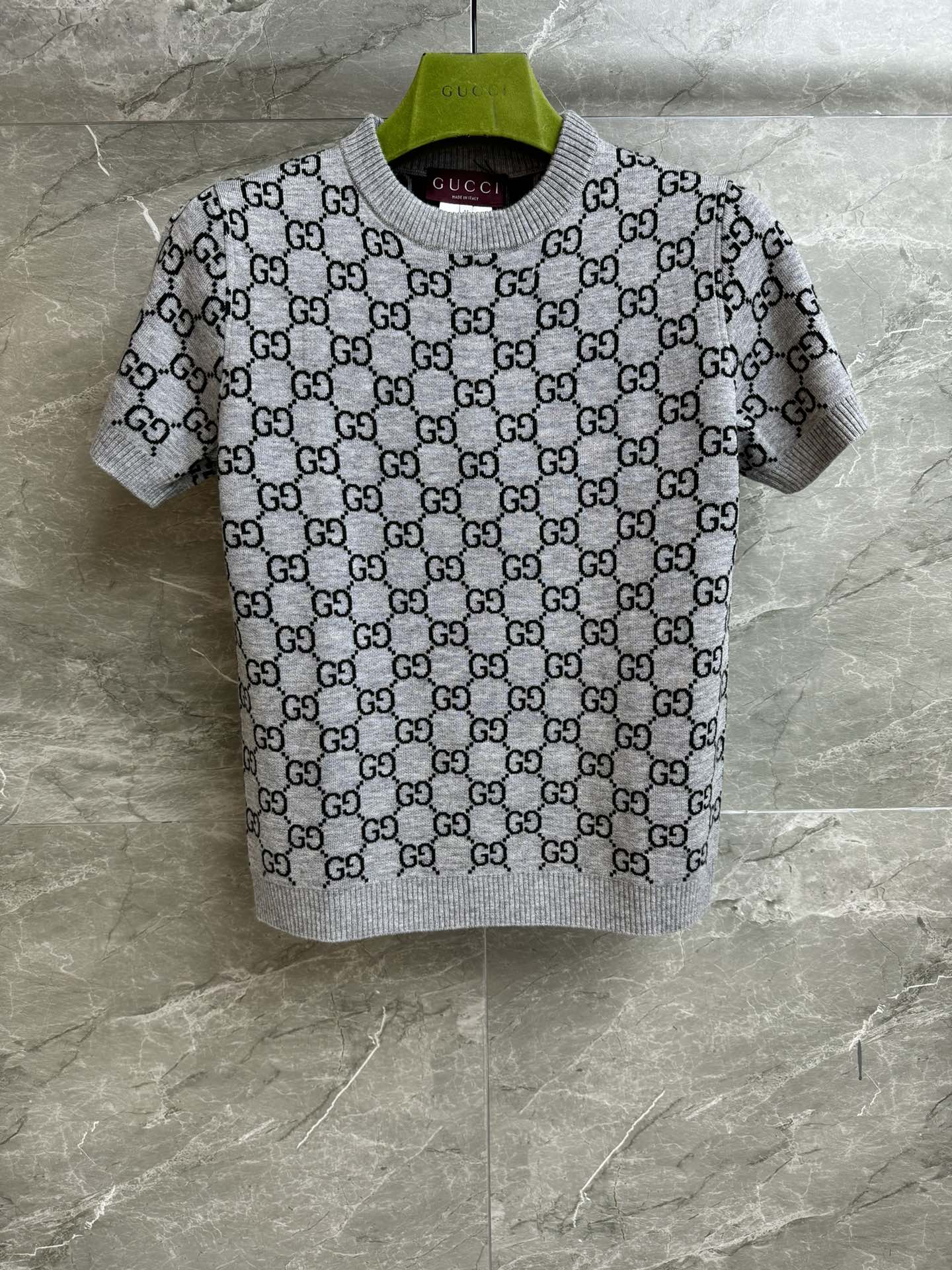 NO:578153,Autumn and winter new styles have been shipped. G family double-sided knitted short-sleeved 2025 spring and summer series. Round ribbed neckline. Double-sided old flower jacquard pattern. Retro and advanced color matching. Reversible. Versatile and practical. Wool blended knitted fabric. Comfortable and skin-friendly. Normal fit. The upper body looks slim and elegant. Complete trademarks. Sizes SML, gucci, T-shirt, alexander wang19860909秋冬新款出货啦 G家双面穿针织短袖 2025春夏系列 圆领罗纹领口 双面老花提花图案 配色复古高级 双面可穿 百搭实穿 羊毛混纺针织面料 舒适亲肤 正常版型 上身显瘦又气质 商标齐全 尺码SML,,gucci,T-shirt,alexander wang,Women's clothing