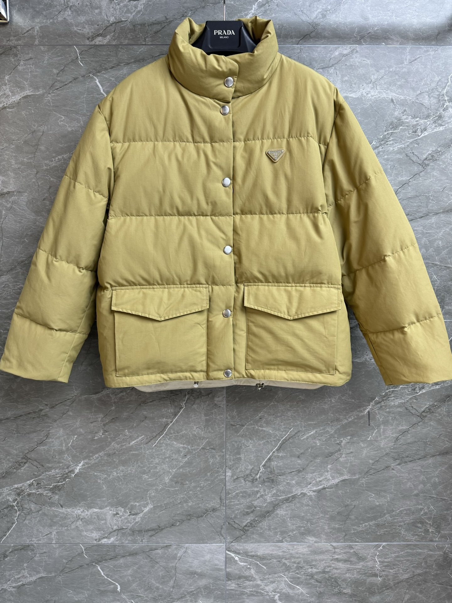 NO:578359,Comes with dust bag, new autumn and winter style. P family camel down jacket, 2025 autumn and winter series. Stand-up collar design, windproof and warm. Triangular logo embellishment on the chest. Simple and advanced. 90 white goose down filling. Cold-proof and warm. Straight fit. The upper body is warm and comfortable. Complete trademarks. Sizes: SML, down jacket, alexander wang19860909配防尘袋秋冬新款上新啦 P家驼色羽绒服 2025秋冬系列 立领设计防风保暖 胸前三角logo徽标点缀 简约高级 90白鹅绒填充 防寒保暖 直筒版型 上身保暖舒适 商标齐全 尺码SML,,down jacket,alexander wang,Women's clothing