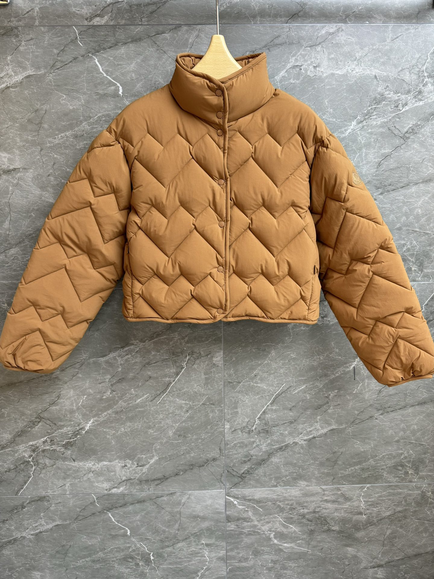 NO:578554,New autumn and winter style with dust bag. Mongolian love short down jacket. 2025 autumn and winter series. Stand-up collar design, windproof and warm. Logo embroidery on sleeves. Logo embellishment. Water love heart quilting technology. 90 goose down filling. Thick and warm. Strong heat lock. Short version. The upper body is slim and elegant. Complete trademarks. Sizes: SML, Moncler, down jacket, alexander wang19860909配防尘袋秋冬新款上新啦 蒙口爱心短款羽绒服 2025秋冬系列 立领设计防风保暖 袖子logo刺绣徽标点缀 水爱心绗缝工艺 90鹅绒填充 厚实保暖锁温强 短款版型 上身显瘦又气质 商标齐全 尺码SML,,Moncler,down jacket,alexander wang,Women's clothing