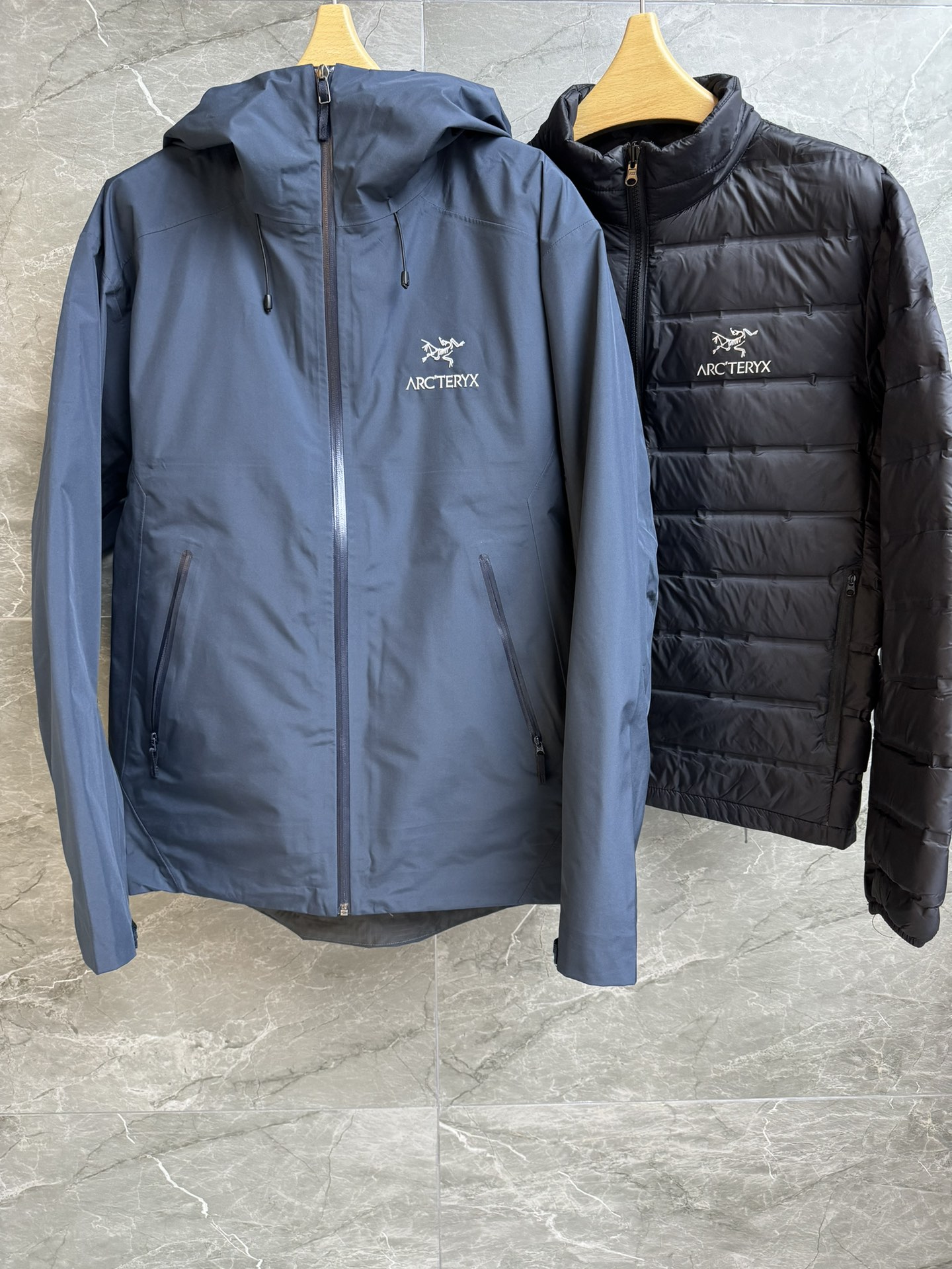 NO:578559,New autumn and winter styles are now available. Arc'teryx 3-in-1 Jacket Beta LT hard shell series. 3-in-1 multifunctional design. Removable white duck down liner + GORE-TEX shell. Lightweight and warm, not bulky. Upgraded three-layer lamination process. Underarm zippers are ventilated and breathable. Drawstring hem is windproof and warm. Three-dimensional tailoring for free movement. Wear-resistant material is long-lasting. Suitable for a variety of outdoor sports. Same style for men and women. Complete trademarks.  Size S-XXL,arc'teryx,alexander wang19860909秋冬新款上新啦 始祖鸟三合一冲锋衣 Beta LT硬壳系列 三合一多功能设计 可拆卸白鸭绒内胆+GORE-TEX外壳 轻量保暖不臃肿 三层压胶工艺升级 腋下拉链通风透气 抽绳下摆防风保暖 立体剪裁活动自如 耐磨材质持久耐穿 适合多种户外运动 男女同款 商标齐全 尺码S-XXL,arc'teryx,alexander wang,Women's clothing